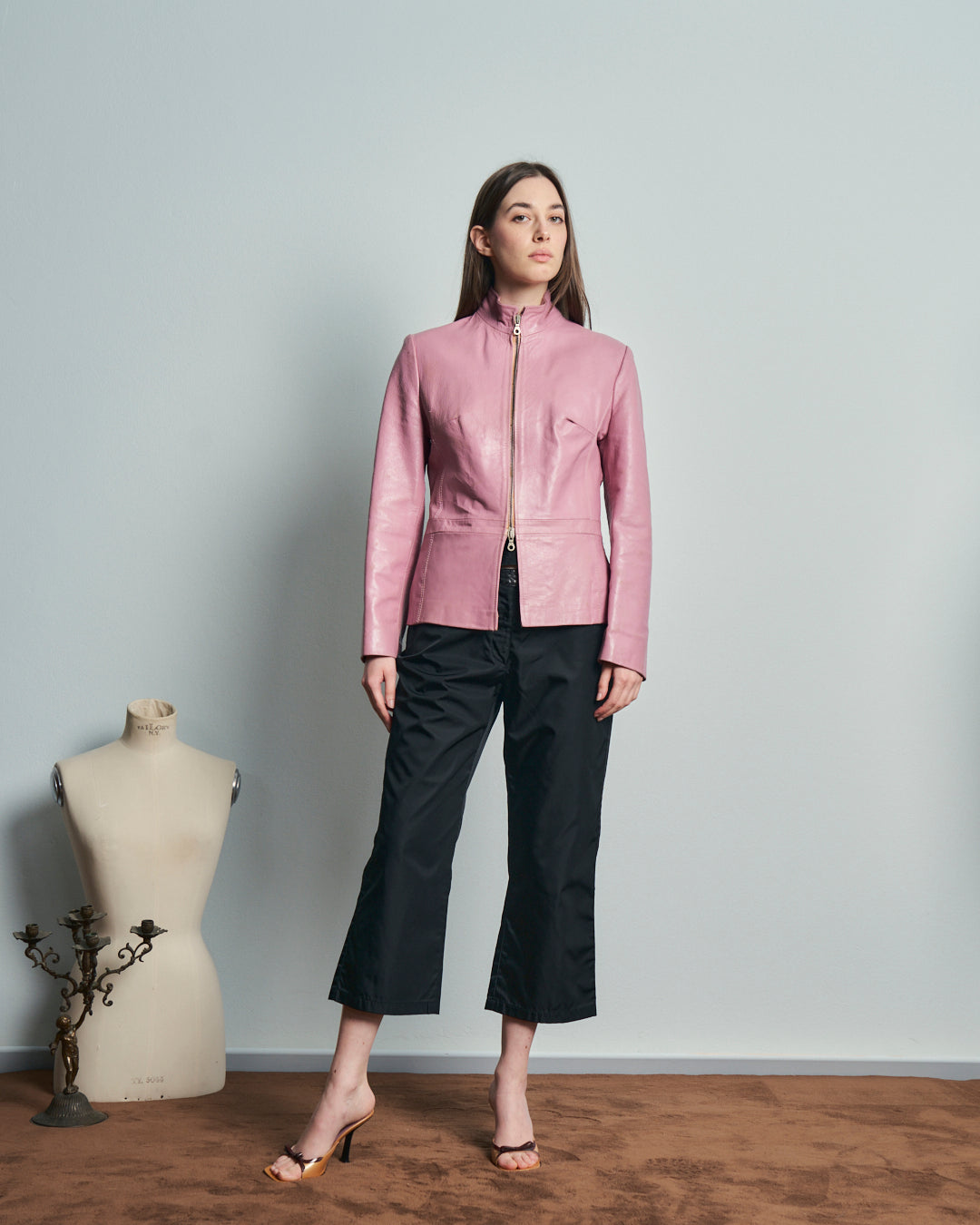 Giacca anni 90 in pelle rosa taglio accostato colletto alto e spacco davanti