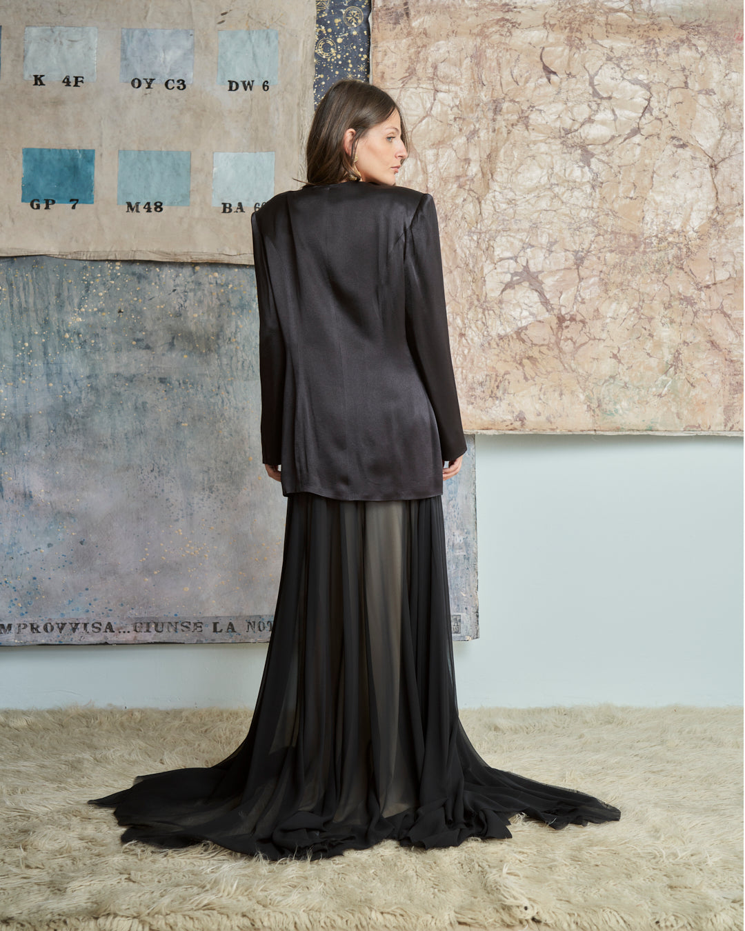 Giacca in raso girocollo con bottoni margherita smaltati e fondo stondato