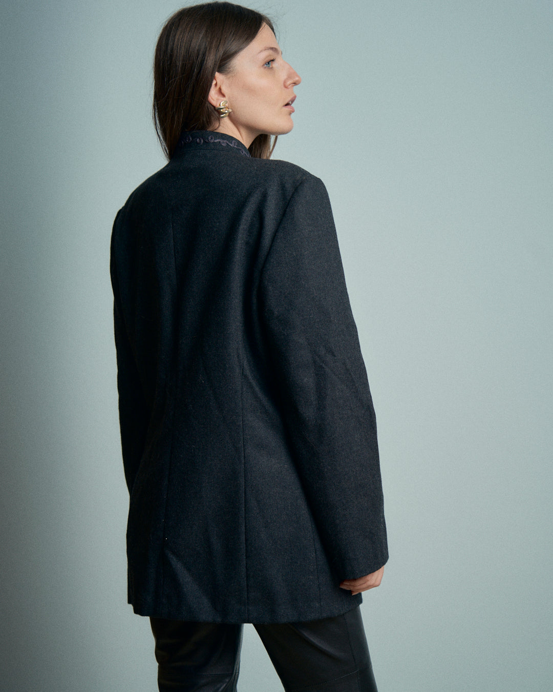 Giacca in lana grigia con ricami collo coreano