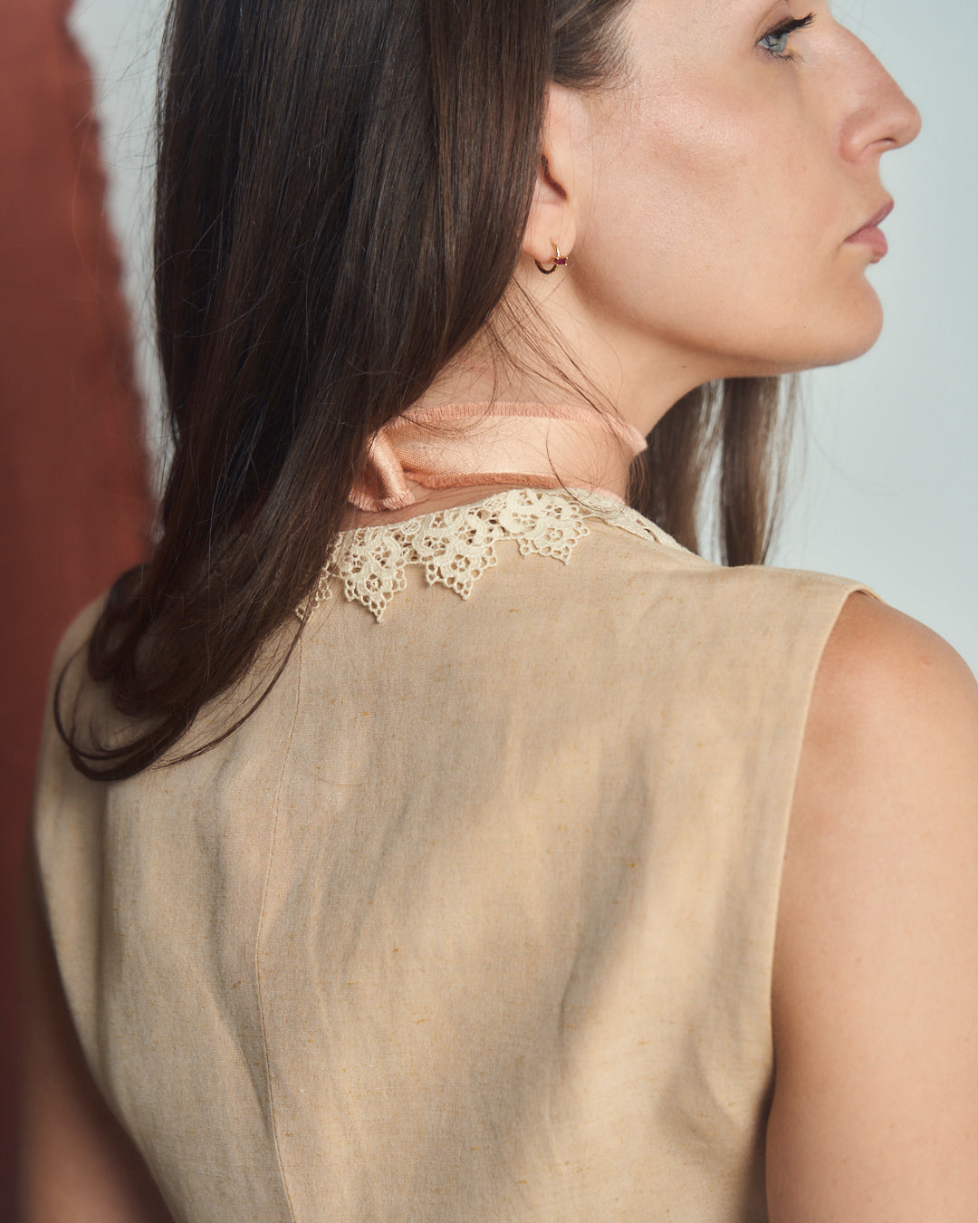 Gilet firmato Shon in lino e seta con pizzo