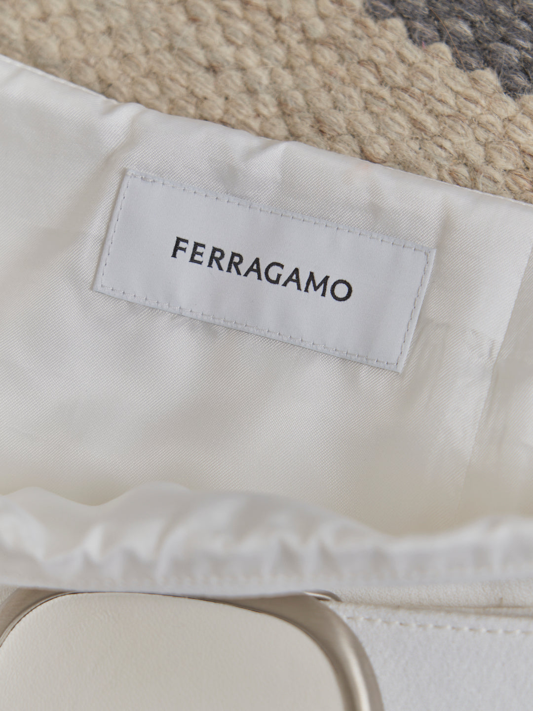 Gonna Ferragamo midi con cintura e fibbia logata. Ispirato agli anni 60.