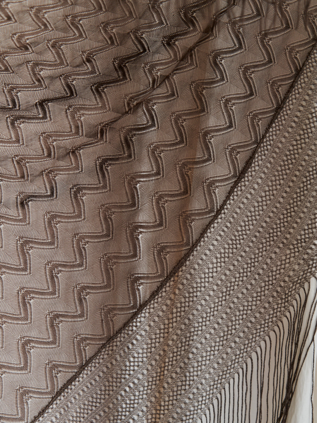 Scialle anni 70 originale in maglia zigzag e lunghe frange