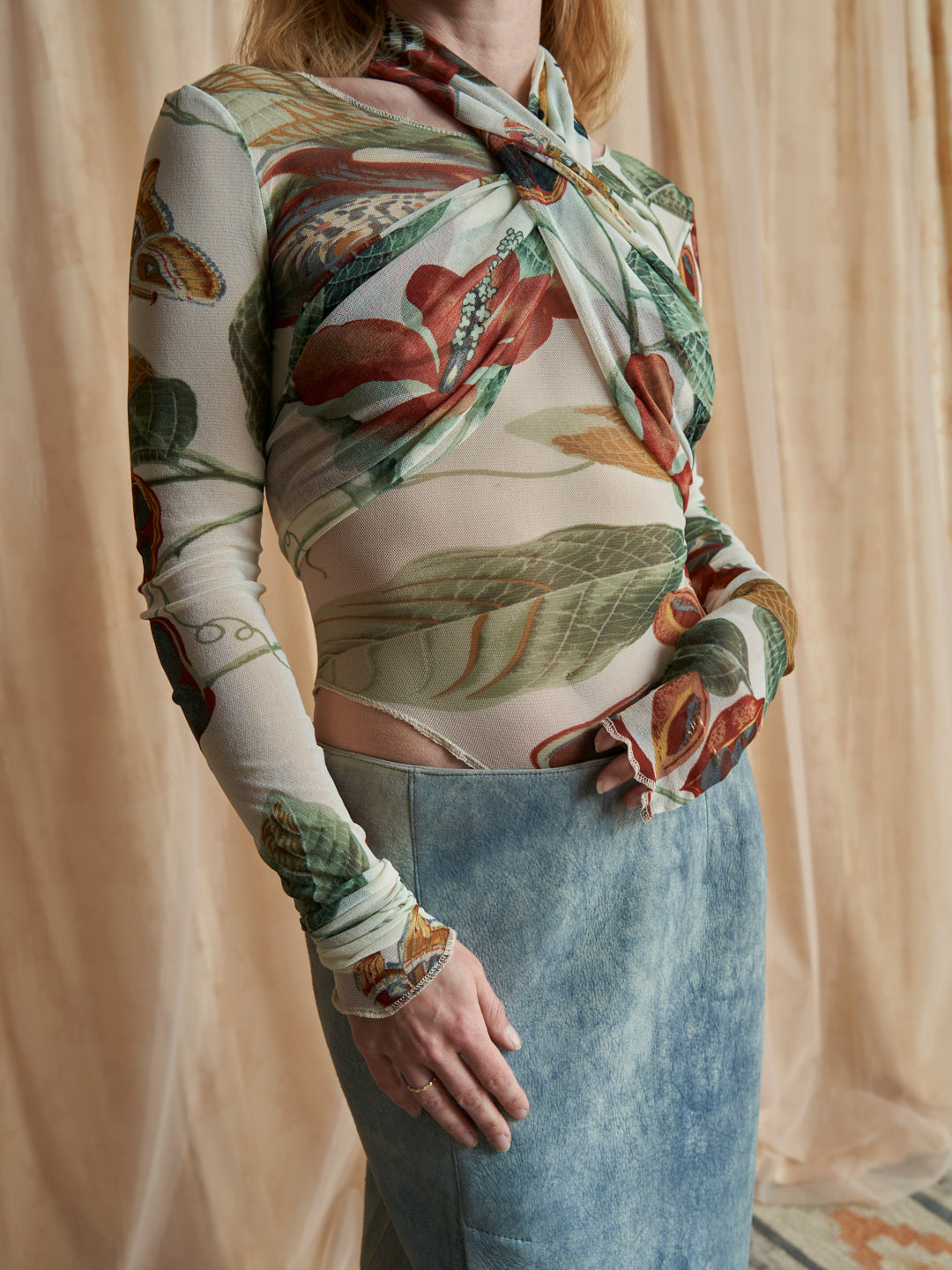 T-shirt body in tulle con sciarpa abbinata