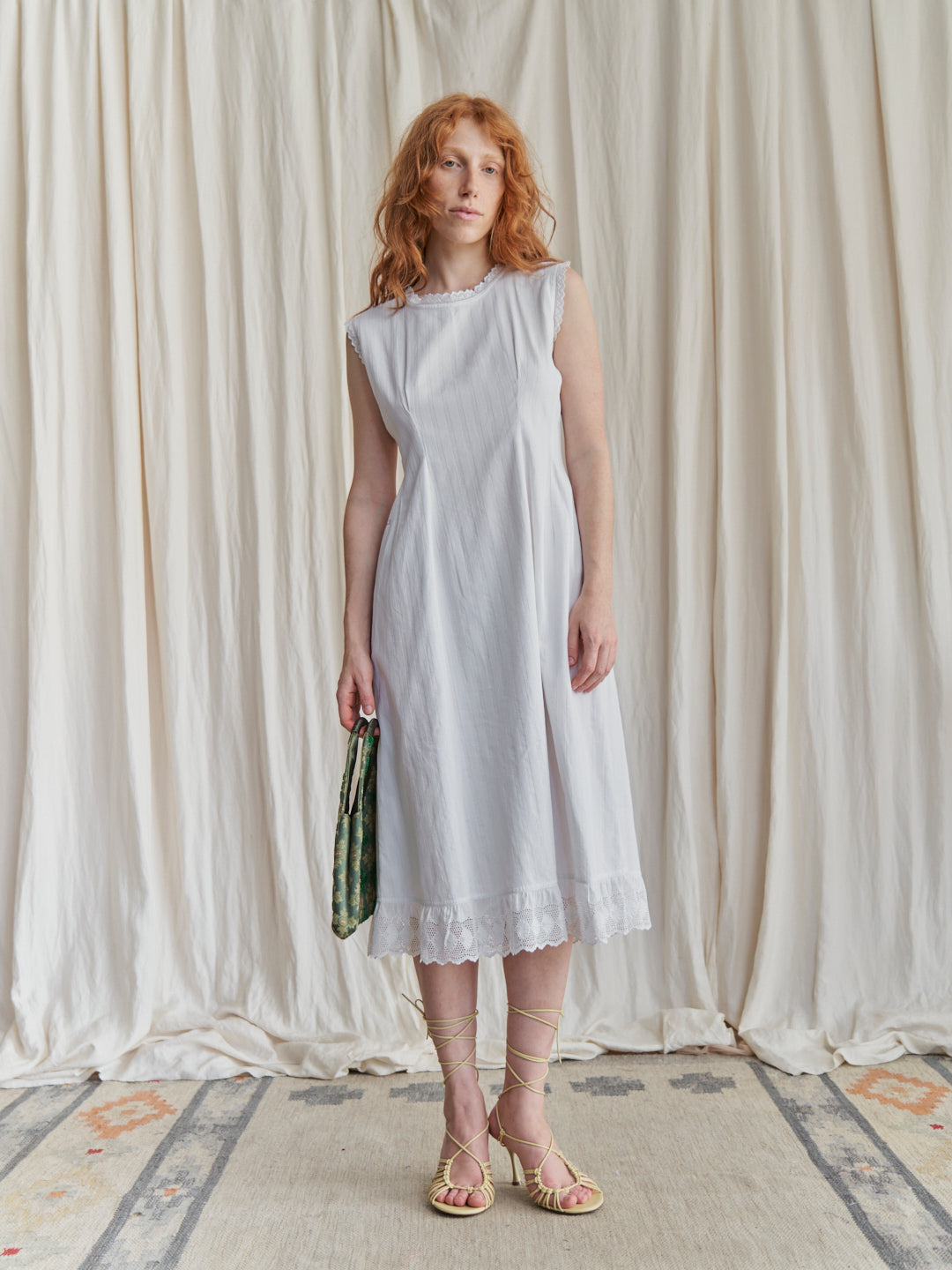 Abito vintage realizzato a mano in cotone con inserti in pizzo e iniziali