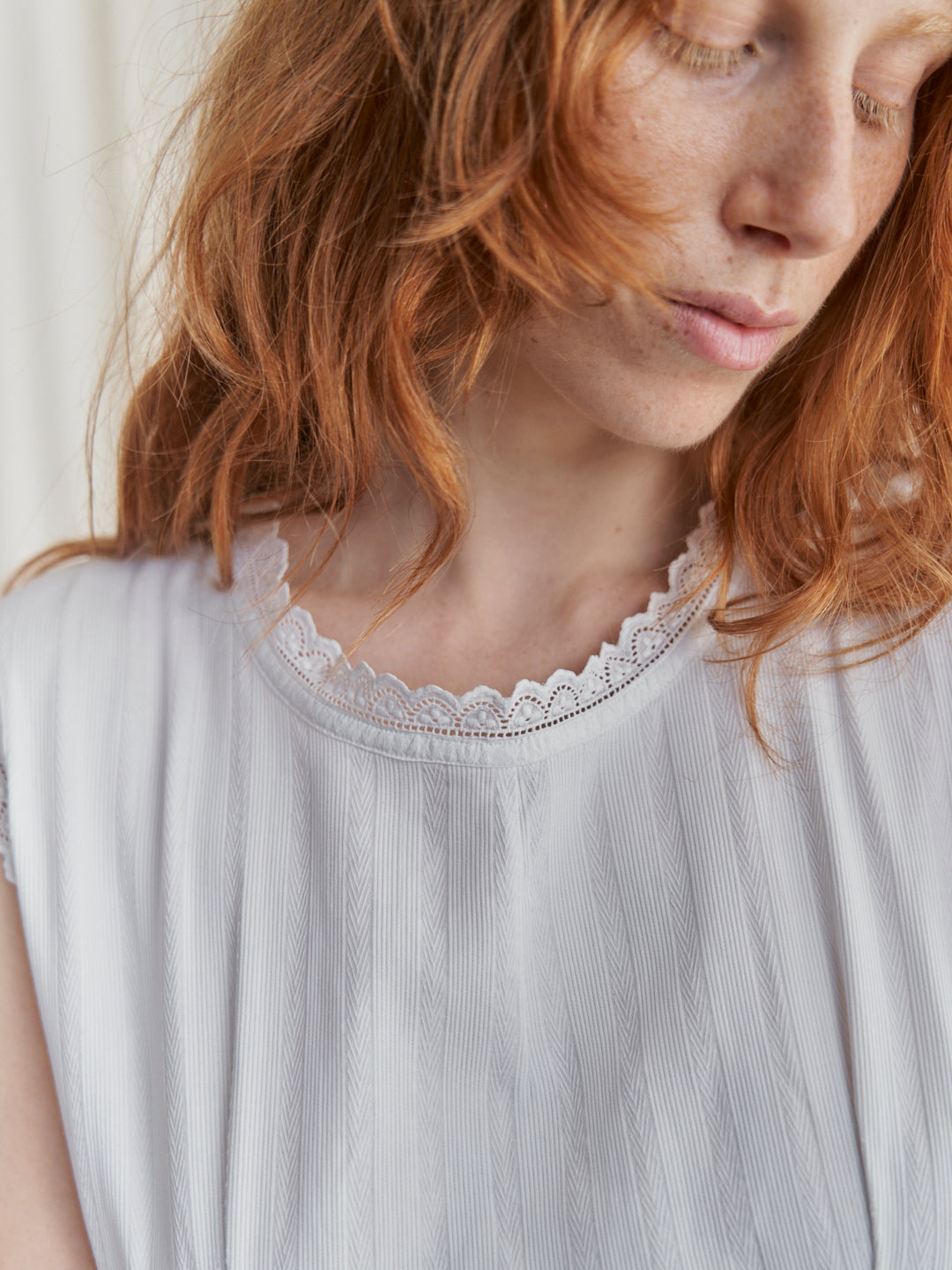 Abito vintage realizzato a mano in cotone con inserti in pizzo e iniziali