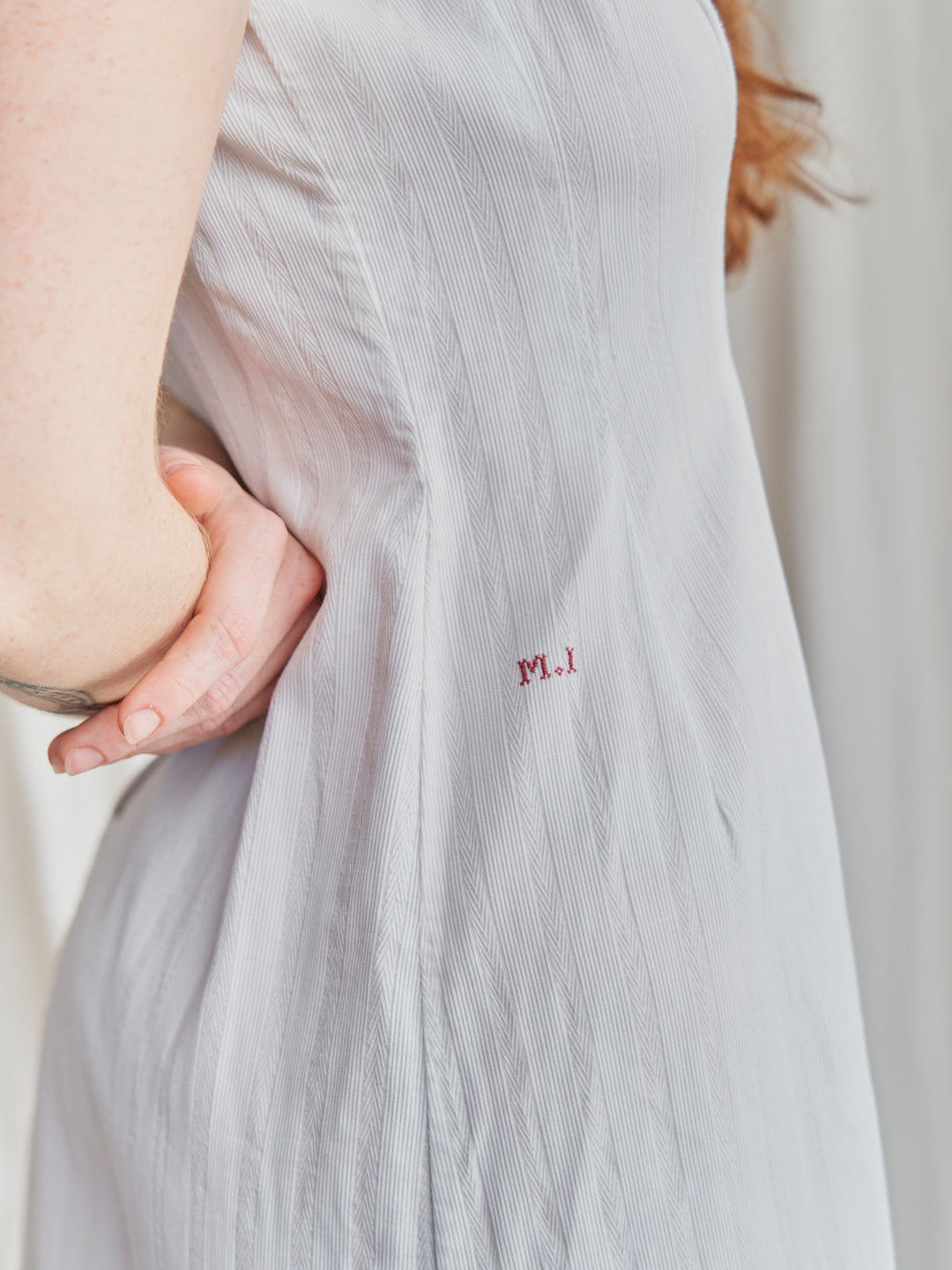 Abito vintage realizzato a mano in cotone con inserti in pizzo e iniziali
