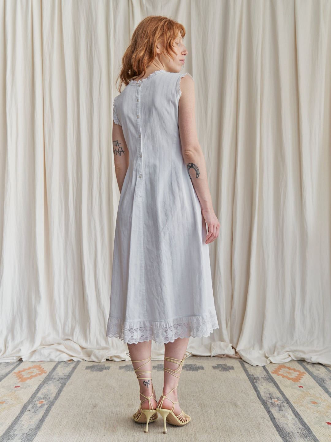Abito vintage realizzato a mano in cotone con inserti in pizzo e iniziali