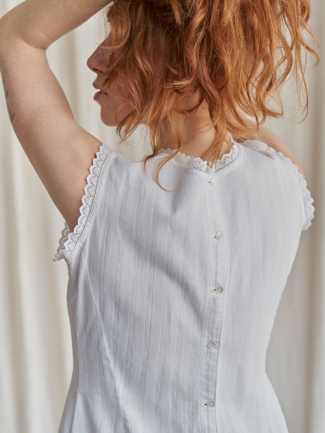 Abito vintage realizzato a mano in cotone con inserti in pizzo e iniziali