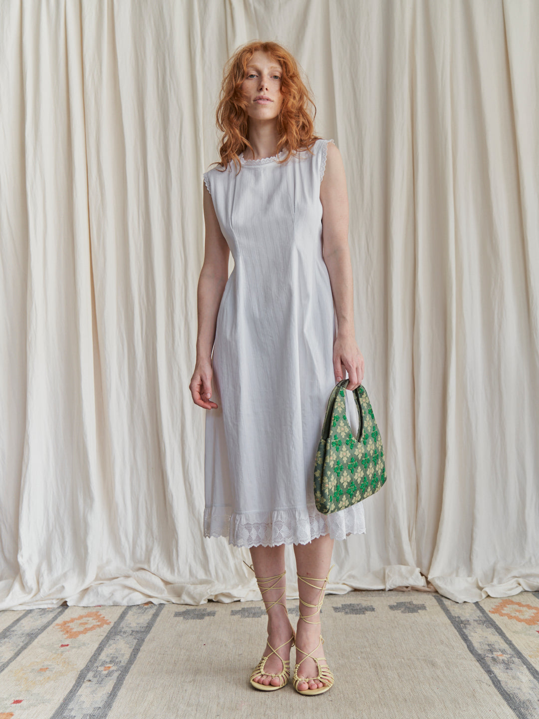 Abito vintage realizzato a mano in cotone con inserti in pizzo e iniziali