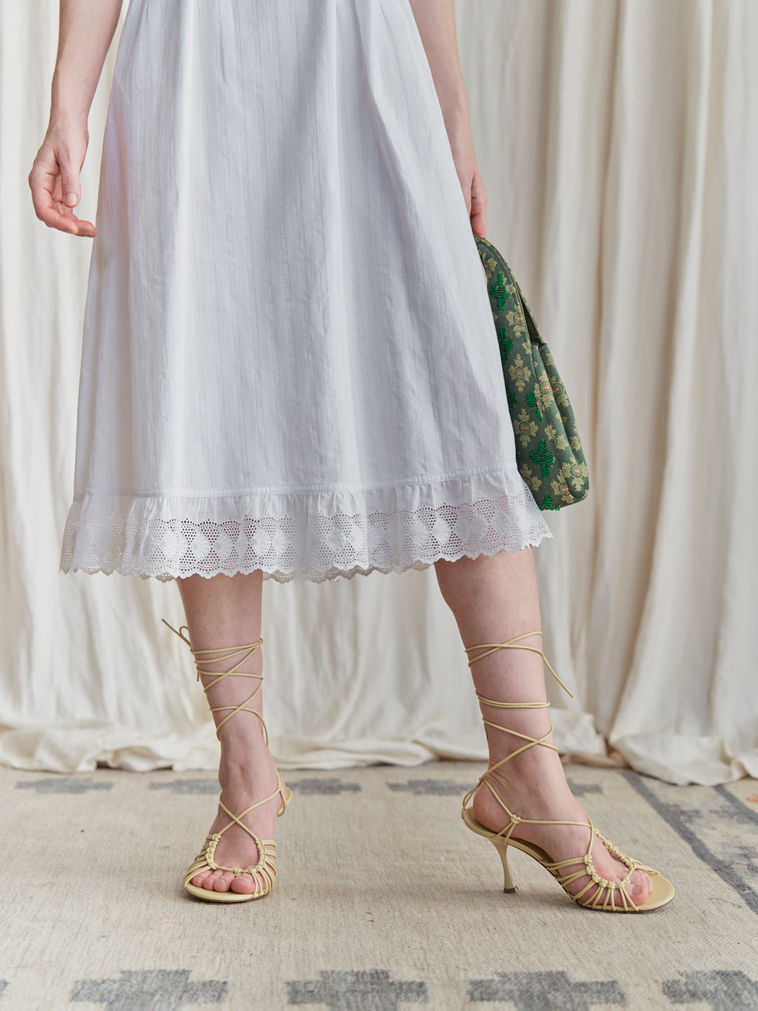 Abito vintage realizzato a mano in cotone con inserti in pizzo e iniziali