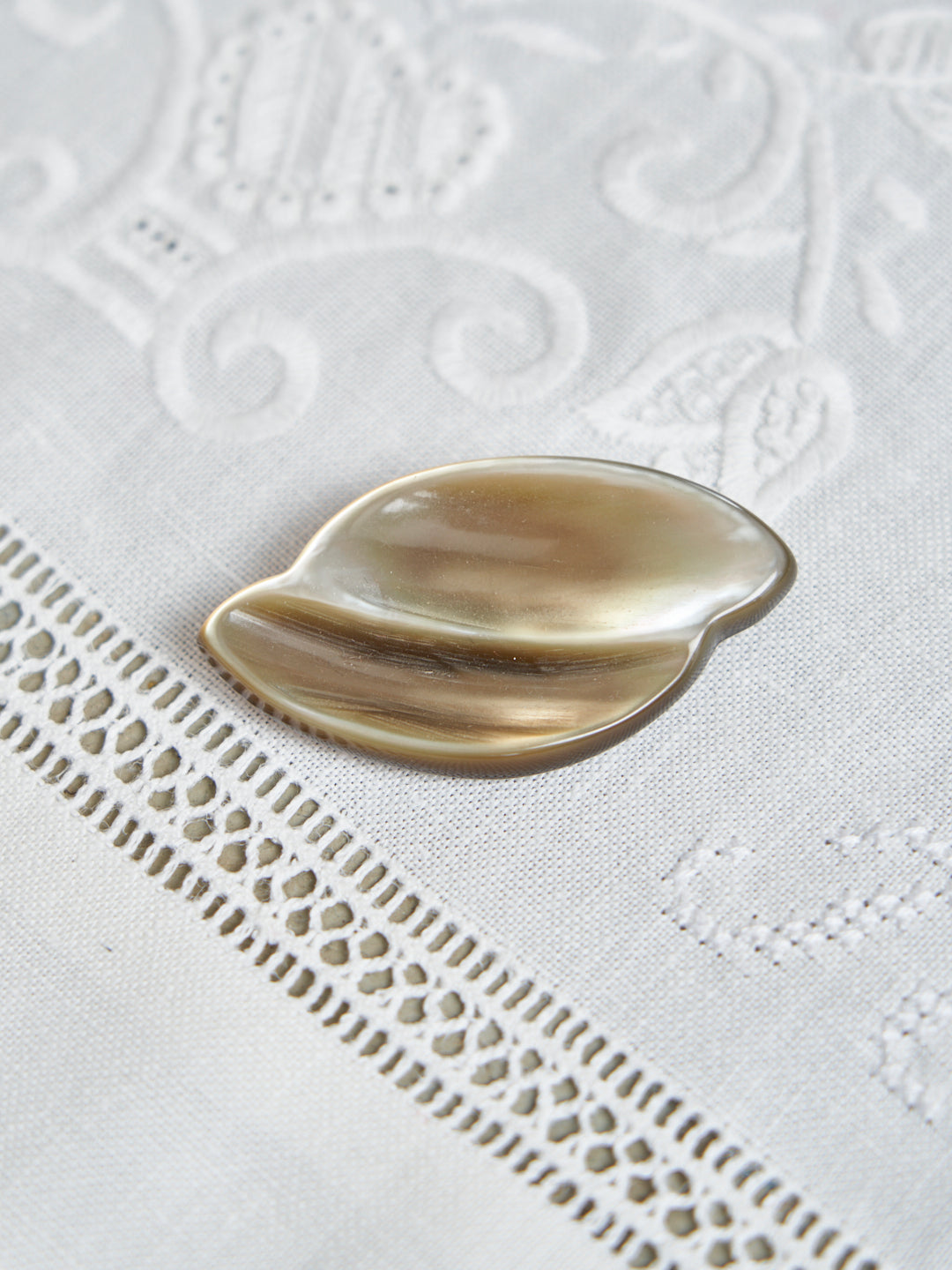 Spilla effetto shiny in resina
