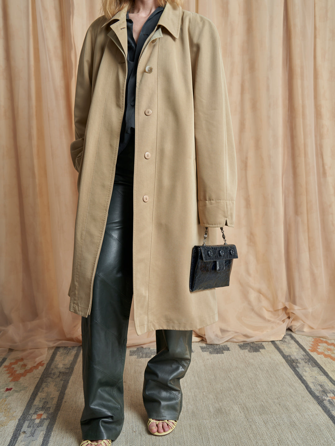 Trench in cotone con spacchi e tasche e bottoni a scomparsa