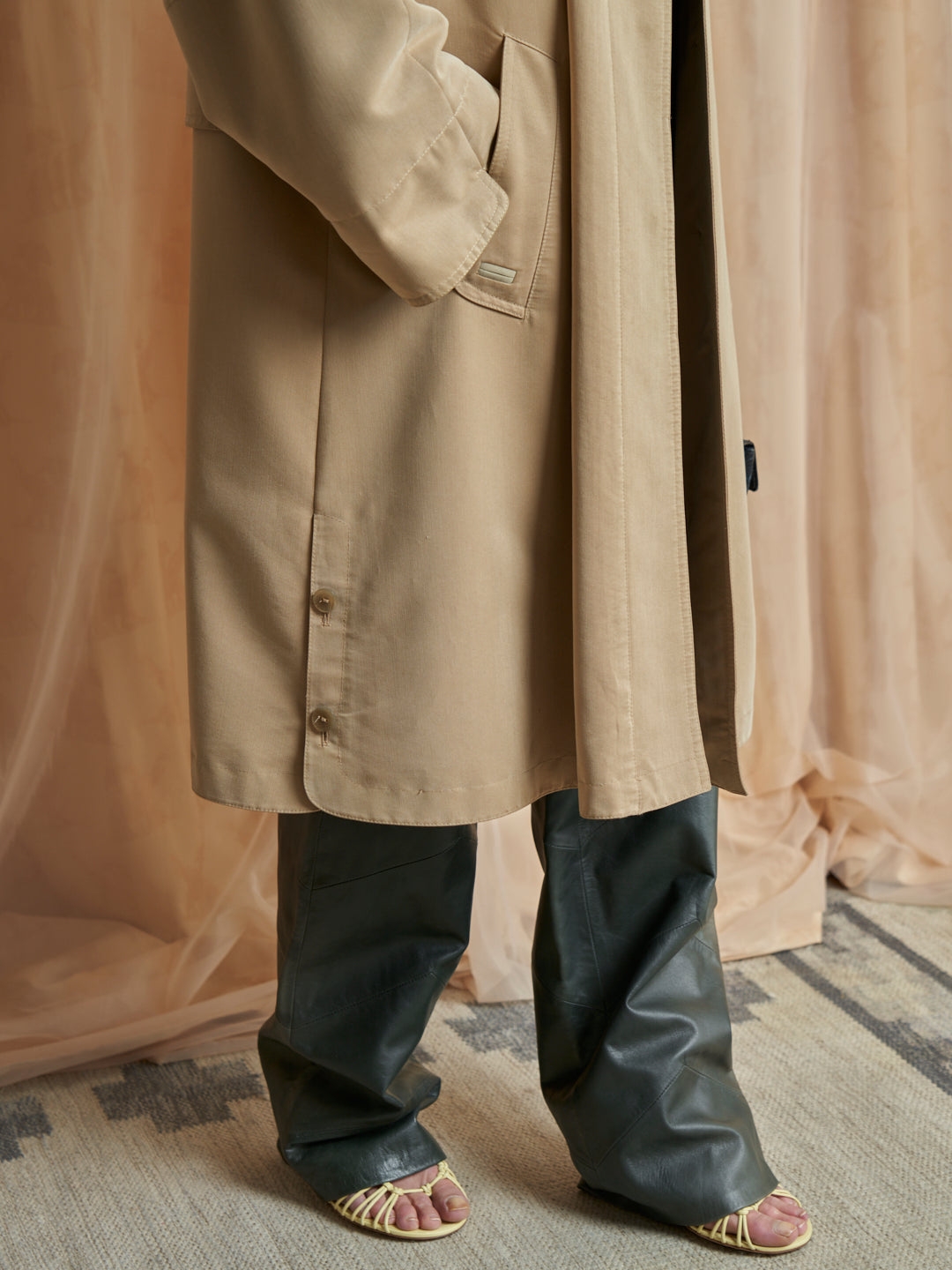 Trench in cotone con spacchi e tasche e bottoni a scomparsa
