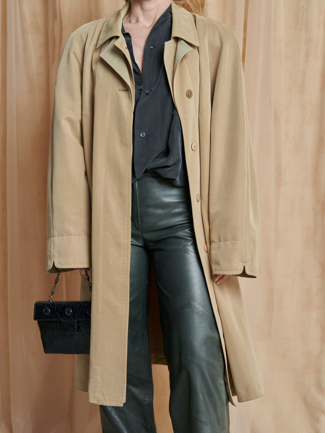 Trench in cotone con spacchi e tasche e bottoni a scomparsa
