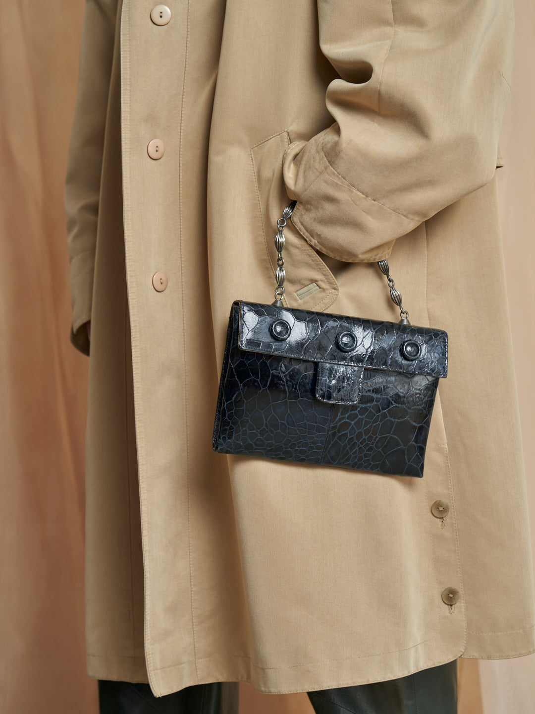 Trench in cotone con spacchi e tasche e bottoni a scomparsa