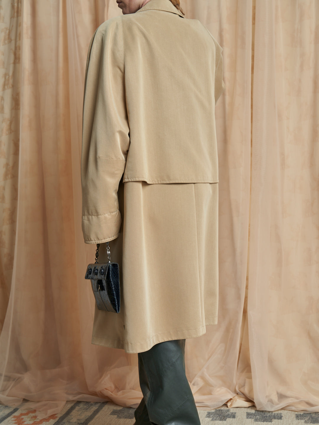 Trench in cotone con spacchi e tasche e bottoni a scomparsa