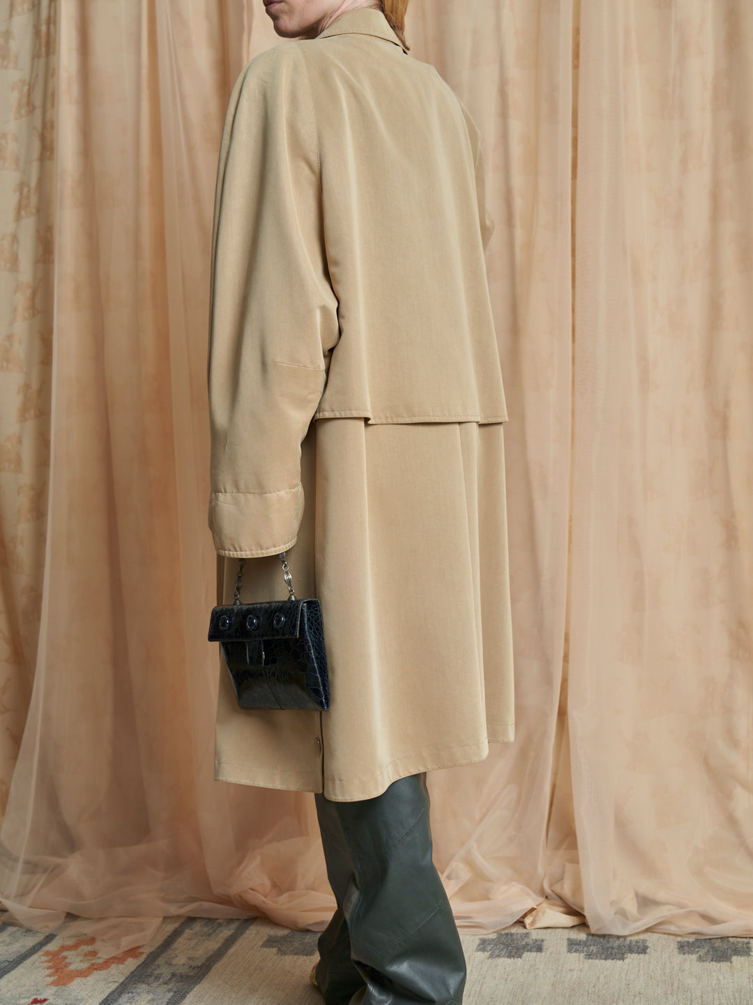 Trench in cotone con spacchi e tasche e bottoni a scomparsa