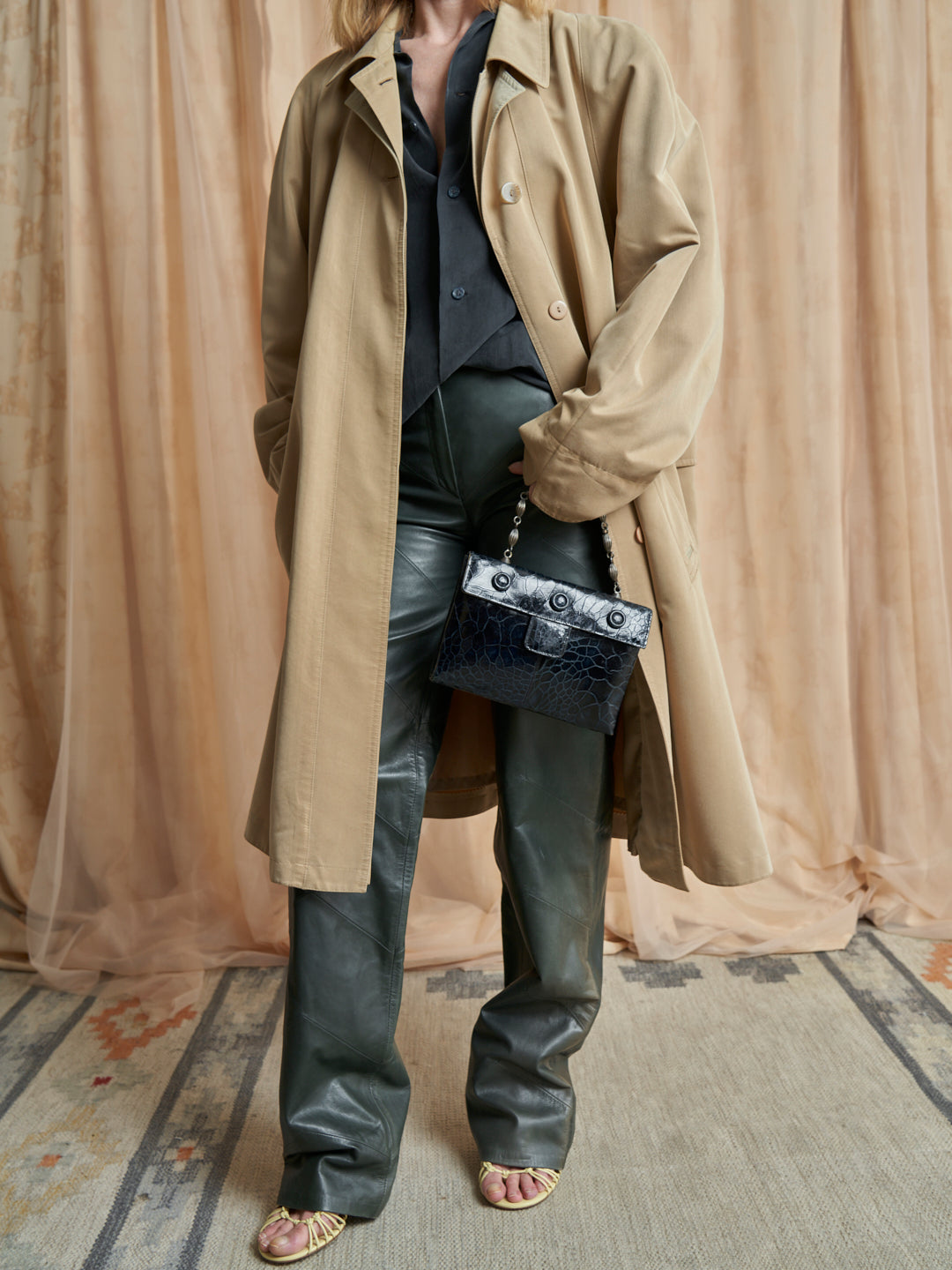 Trench in cotone con spacchi e tasche e bottoni a scomparsa