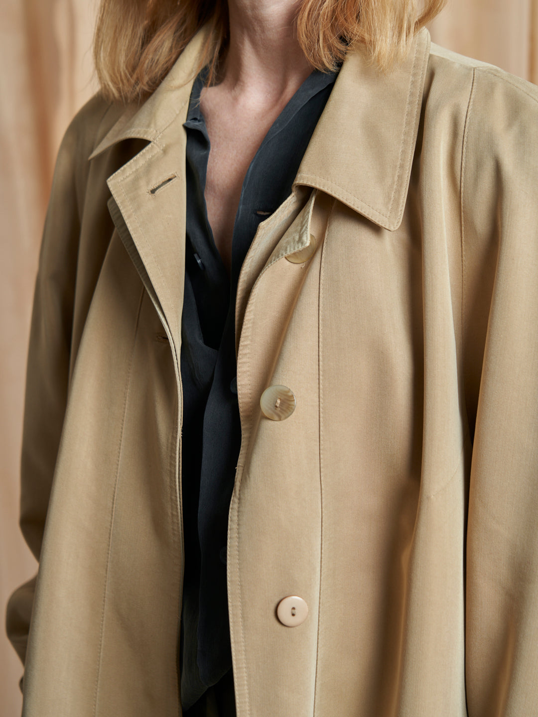 Trench in cotone con spacchi e tasche e bottoni a scomparsa