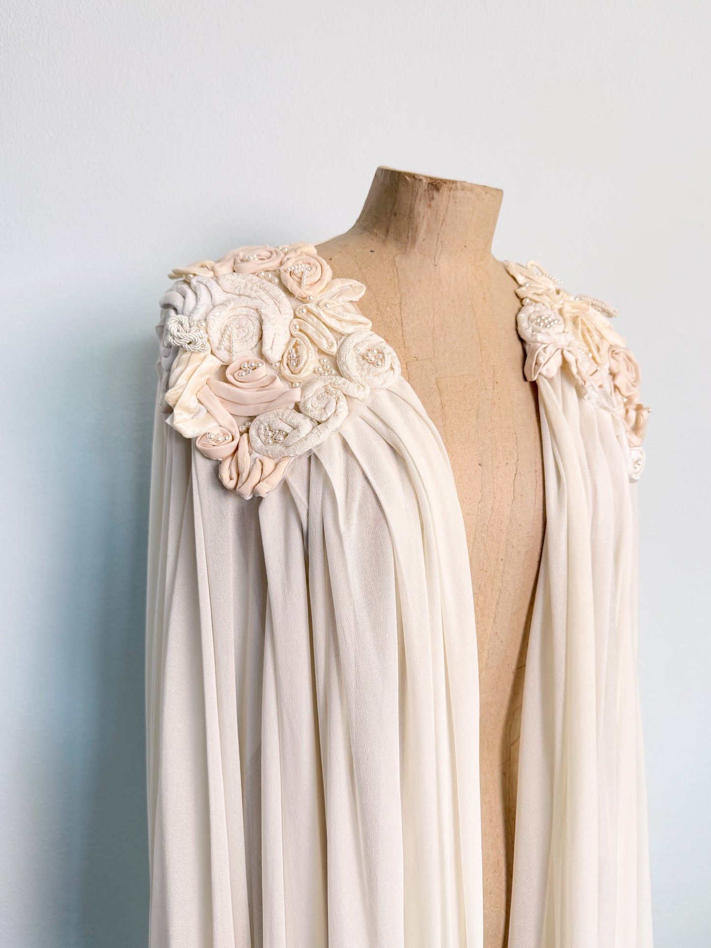 Abito da sposa con mantella