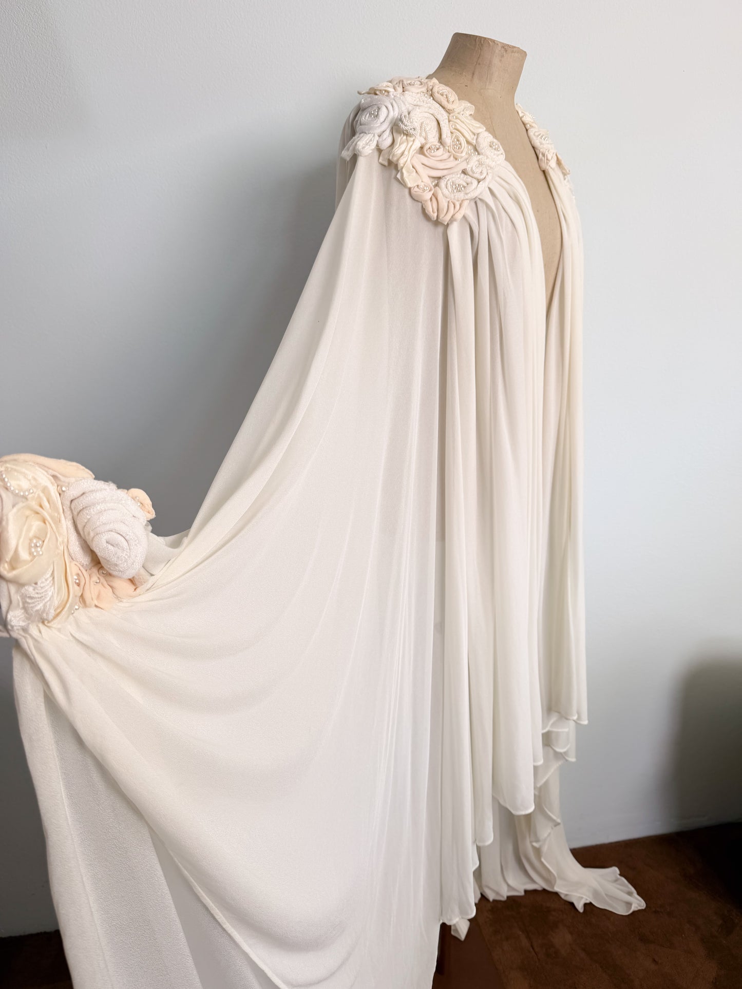 Abito da sposa con mantella