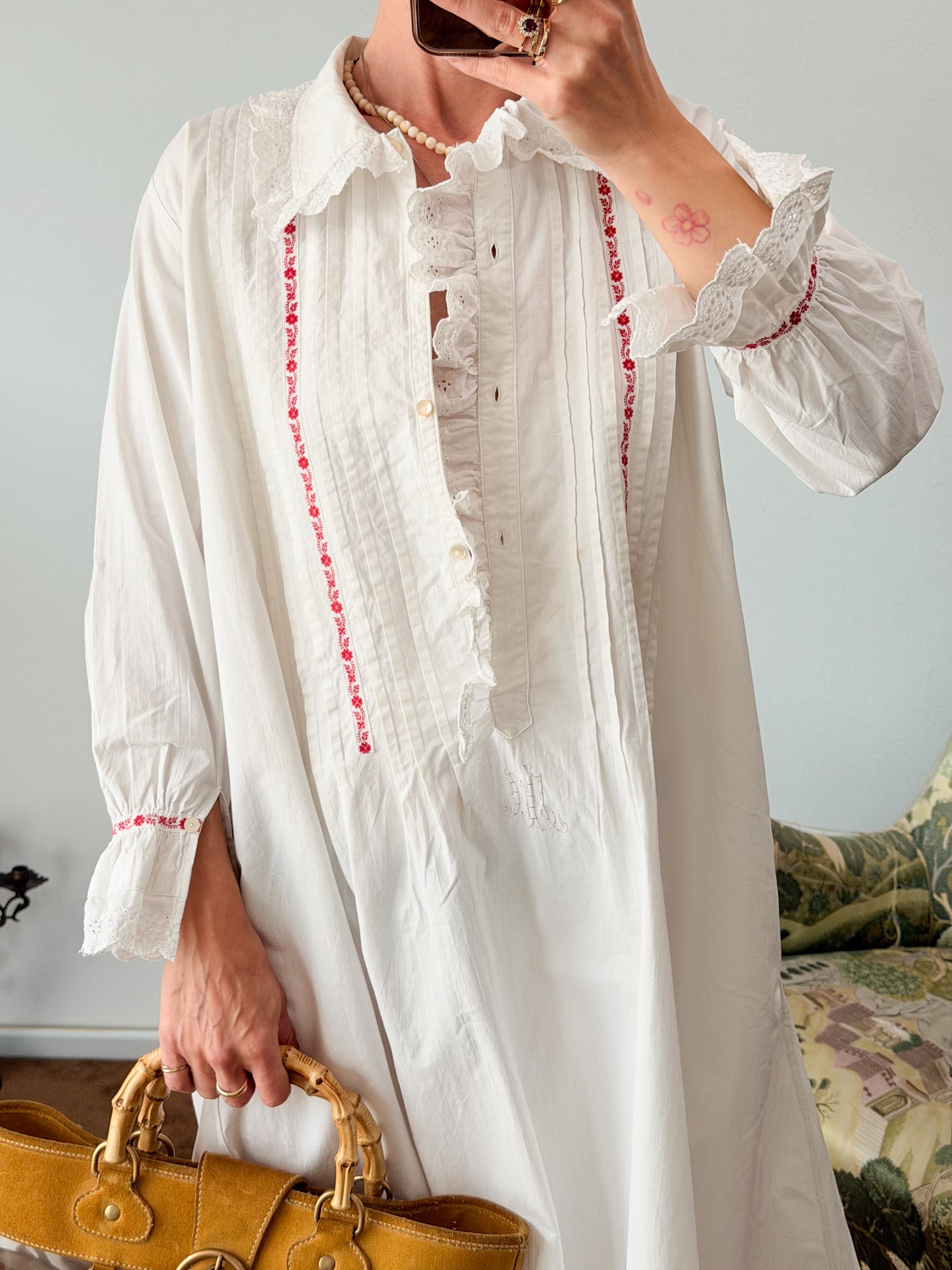 Camicia da notte antica ricamata a mano con fettucce rosse