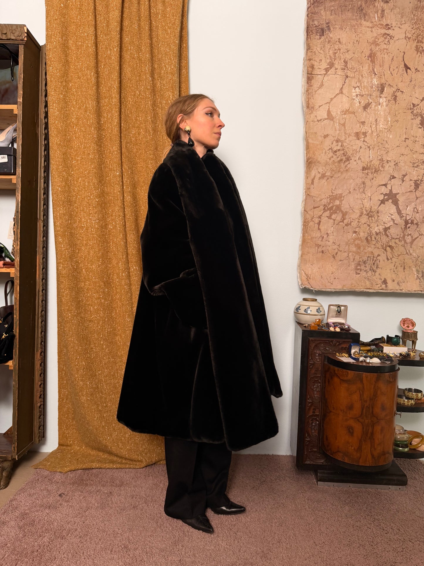 Pelliccia ecologica nera con sciarpa