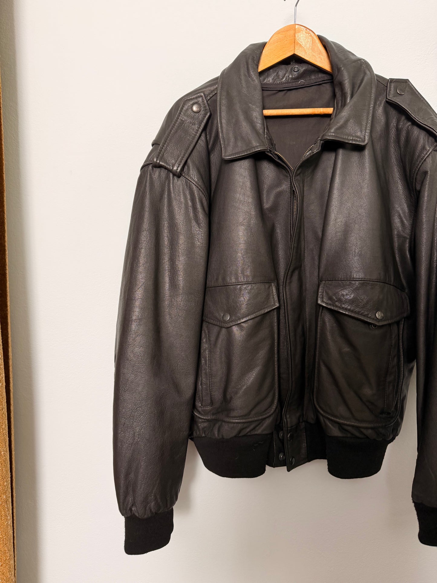 Bomber in pelle maschile con costine in lana e tasconi