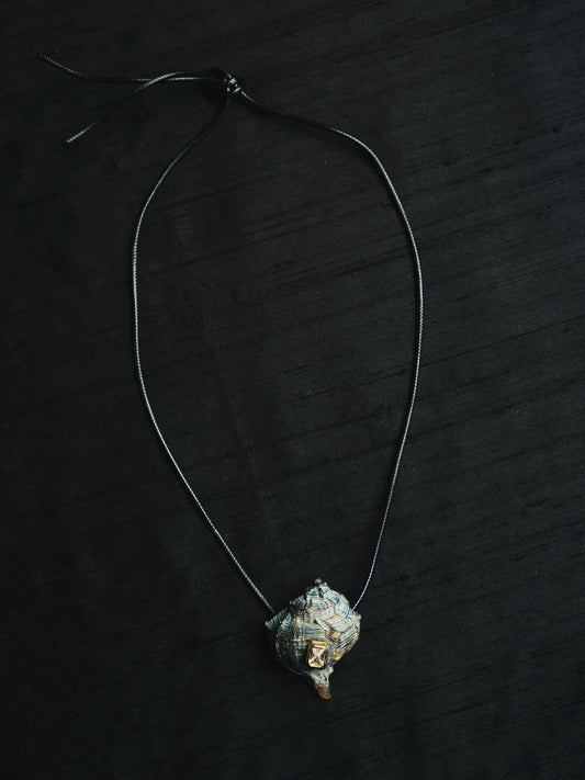 Collana corda con conchiglia e castone