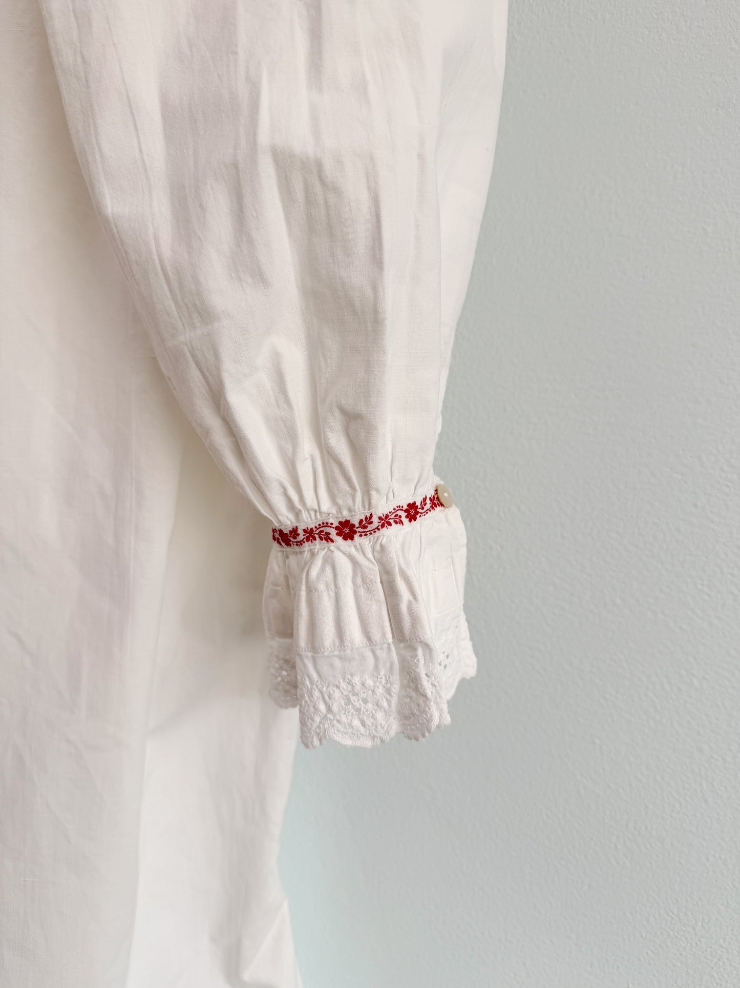 Camicia da notte antica ricamata a mano con fettucce rosse