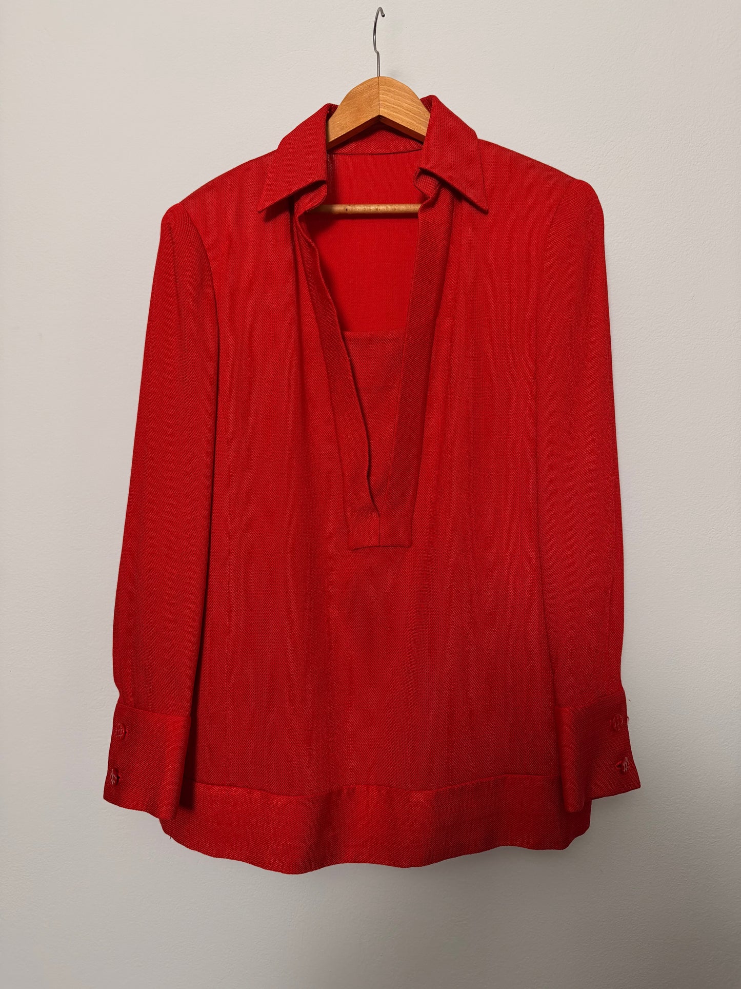 Blusa sartoriale con scollo a V e colletto anni 70