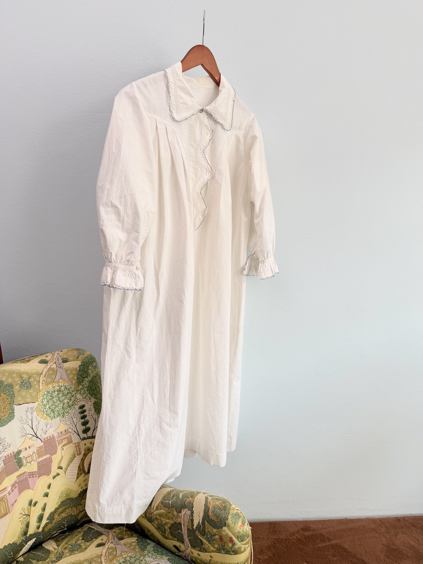 Camicia da notte antica ricamata a mano con motivi a punta e pizzo tombolo
