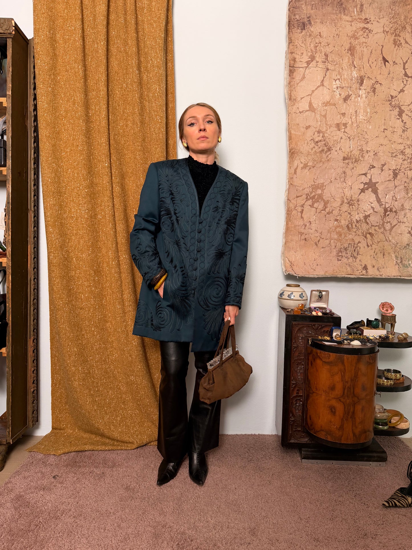 Cappotto sartoriale con ricami e bottoni ricoperti ricamati ottanio