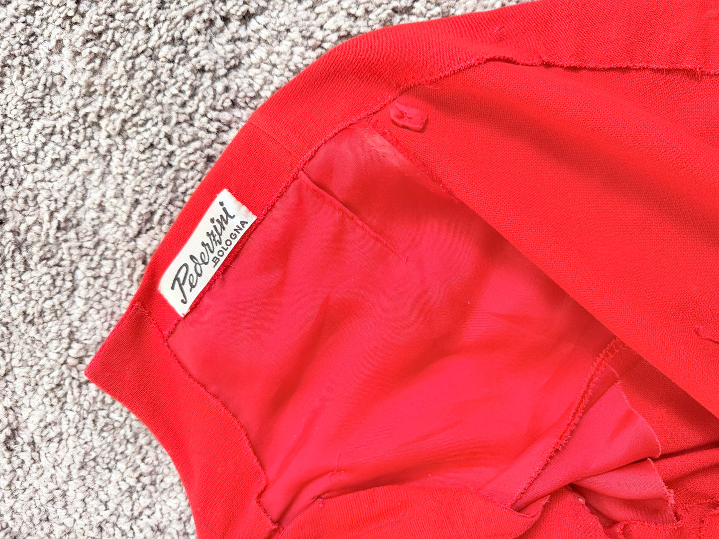 Giacca sartoriale anni 80 rossa con profili in seta e motivo ondulato davanti