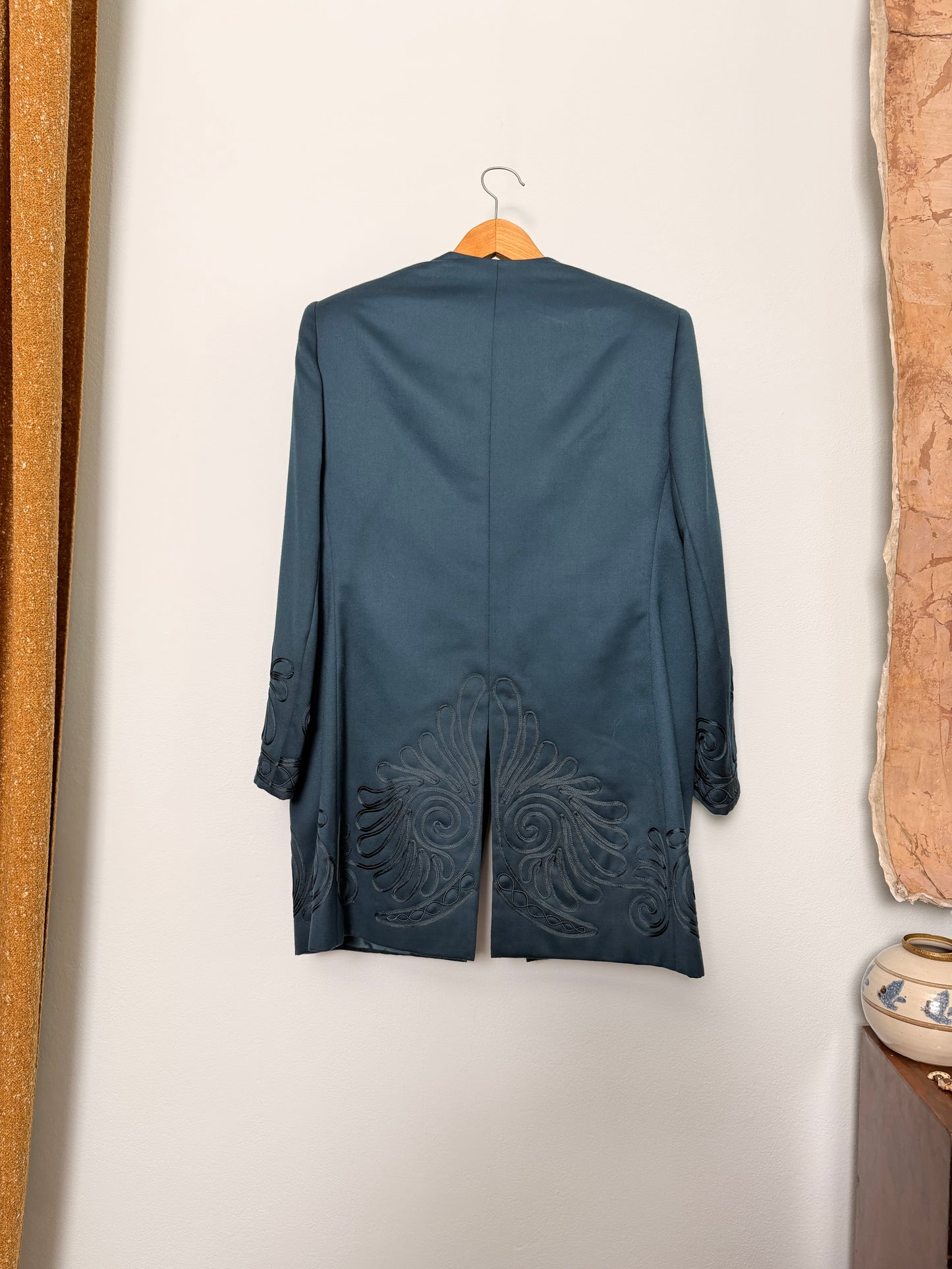 Cappotto sartoriale con ricami e bottoni ricoperti ricamati ottanio