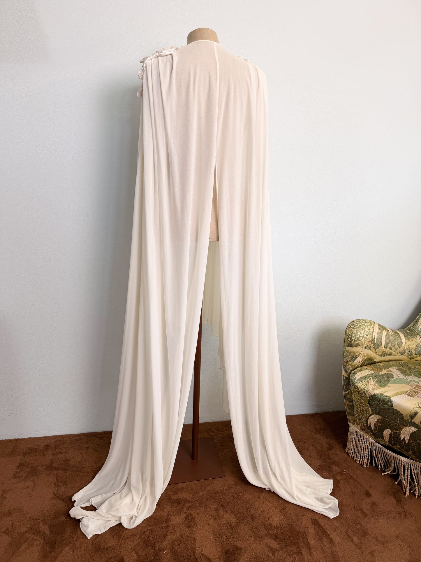 Abito da sposa con mantella