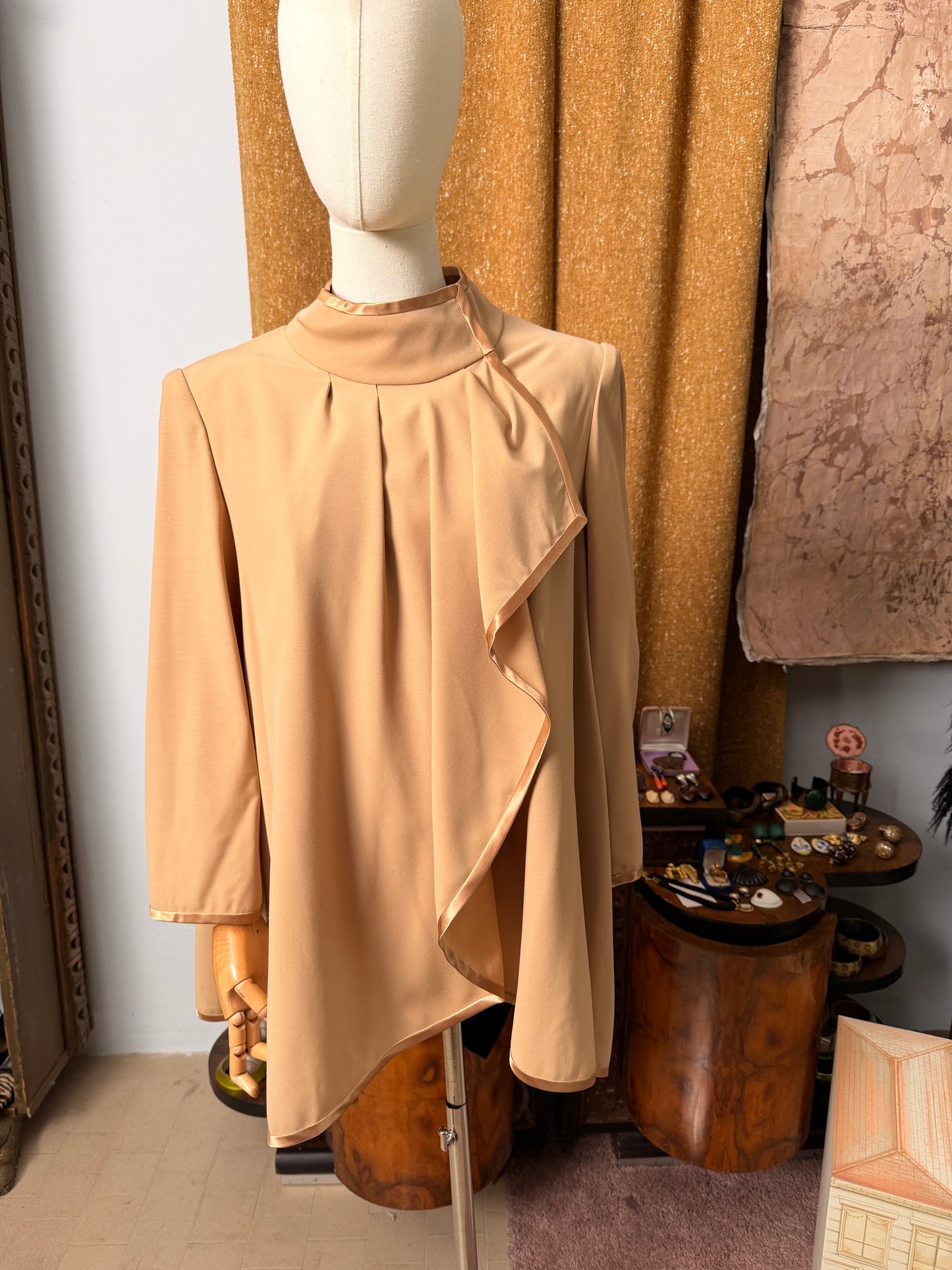 Blusa in lana con profili in seta