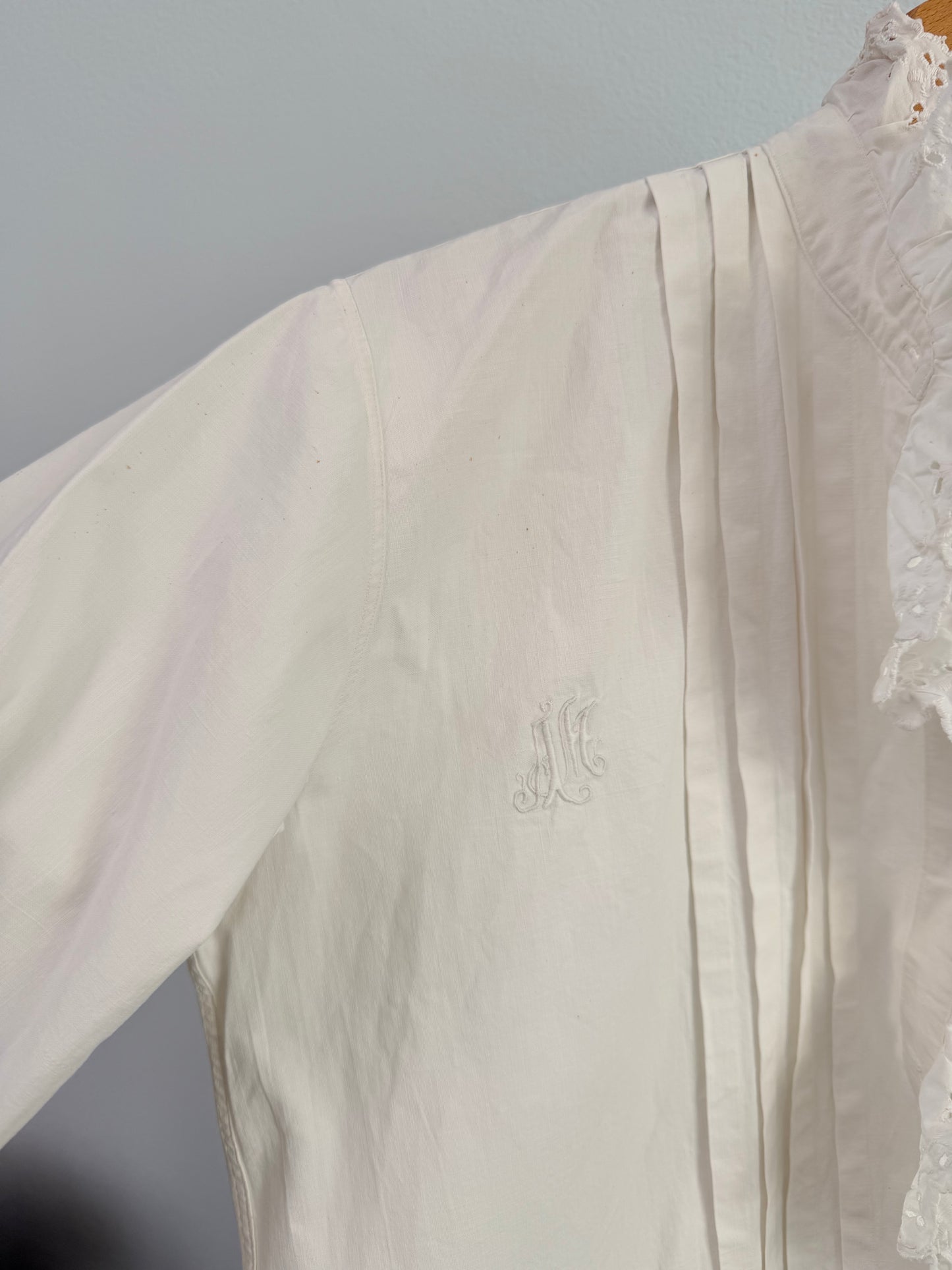 Camicia da notte antica ricamata a mano con pizzo sangallo