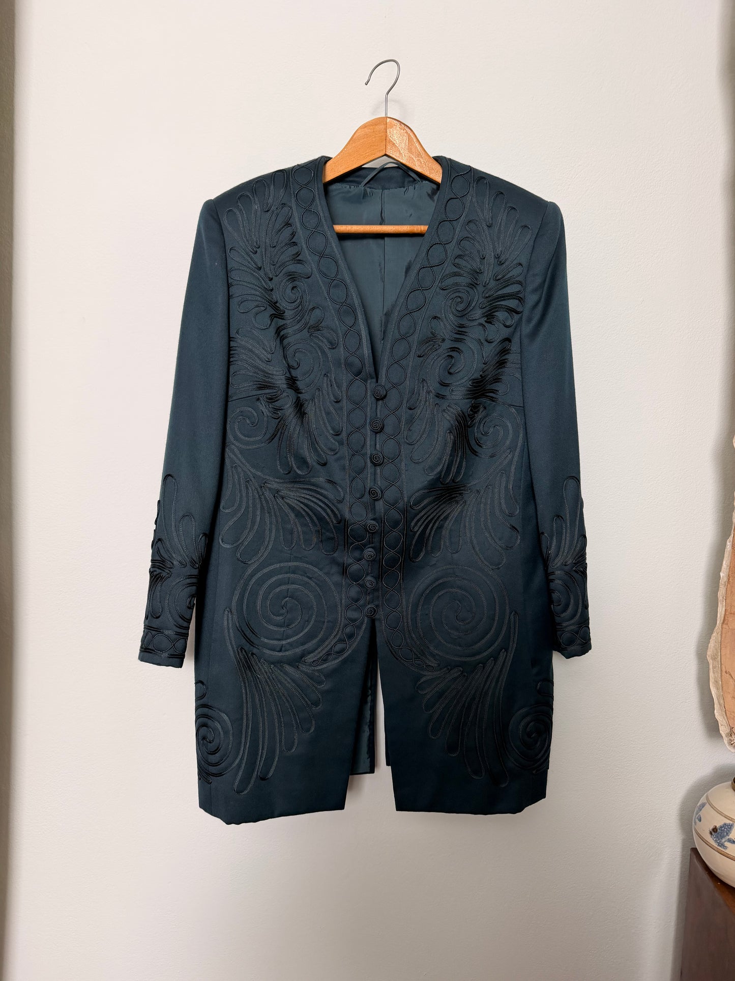 Cappotto sartoriale con ricami e bottoni ricoperti ricamati ottanio