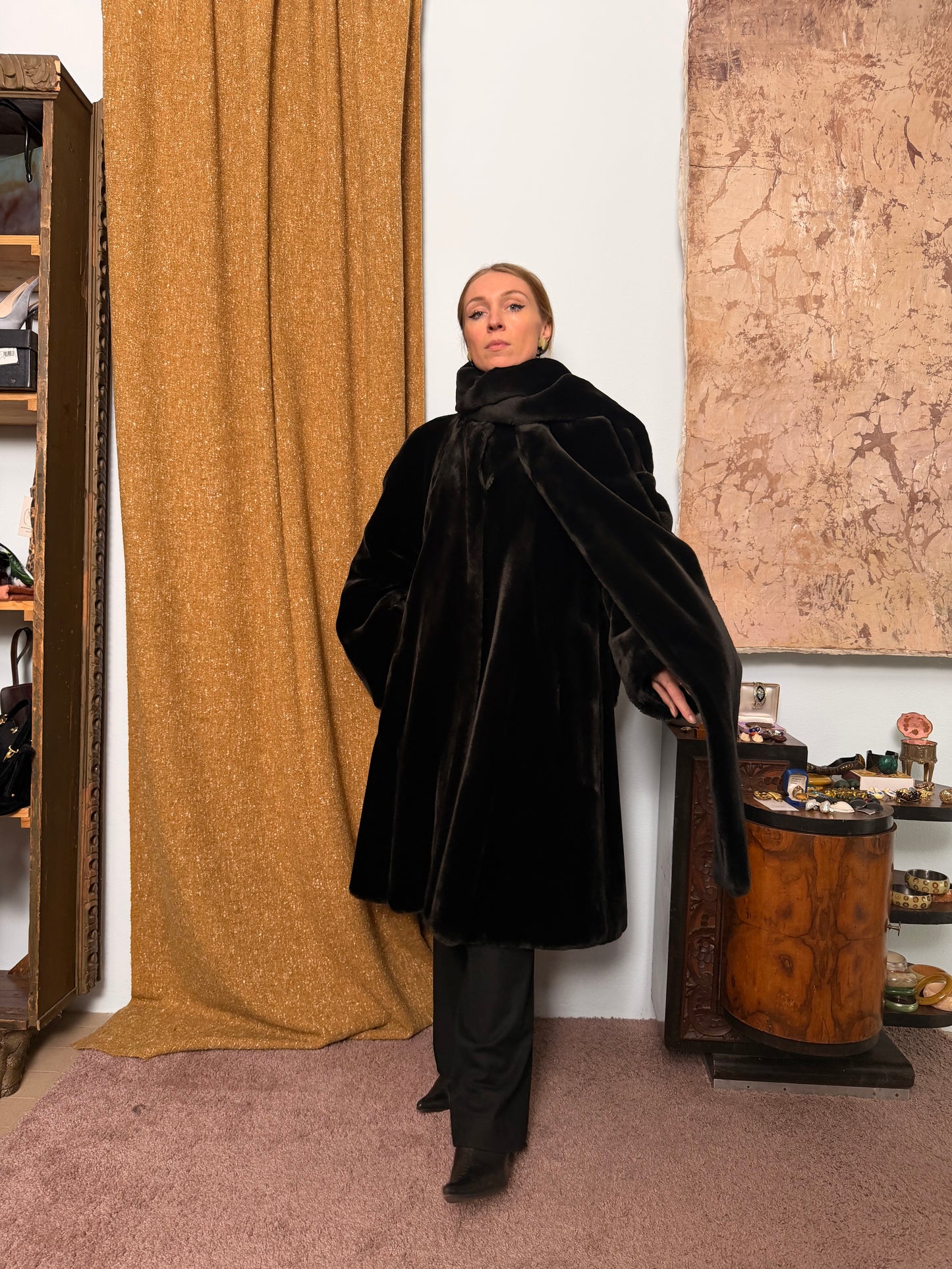 Pelliccia ecologica nera con sciarpa