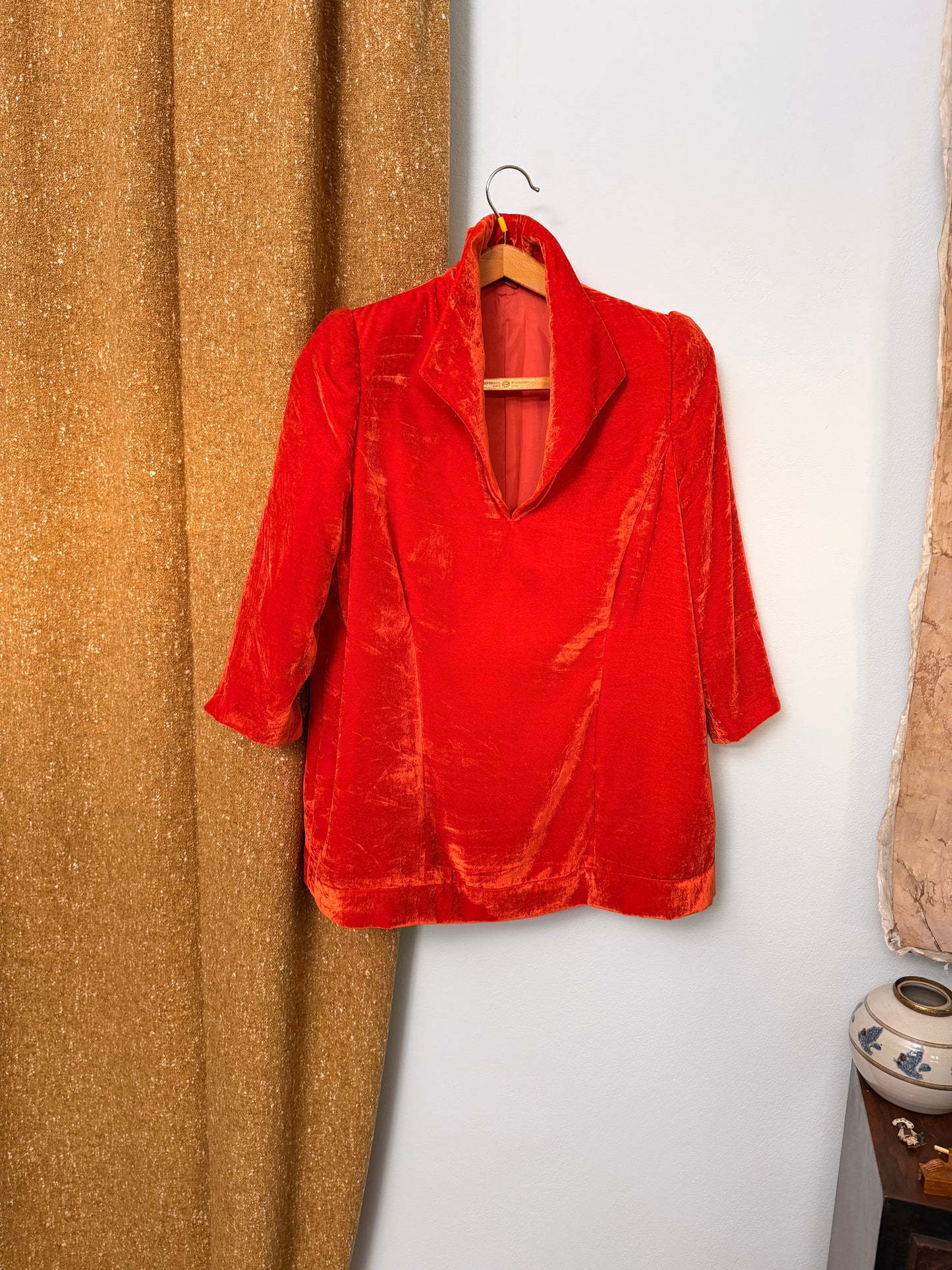 Blusa sartoriale in velluto di seta arancio-rossastro anni 70