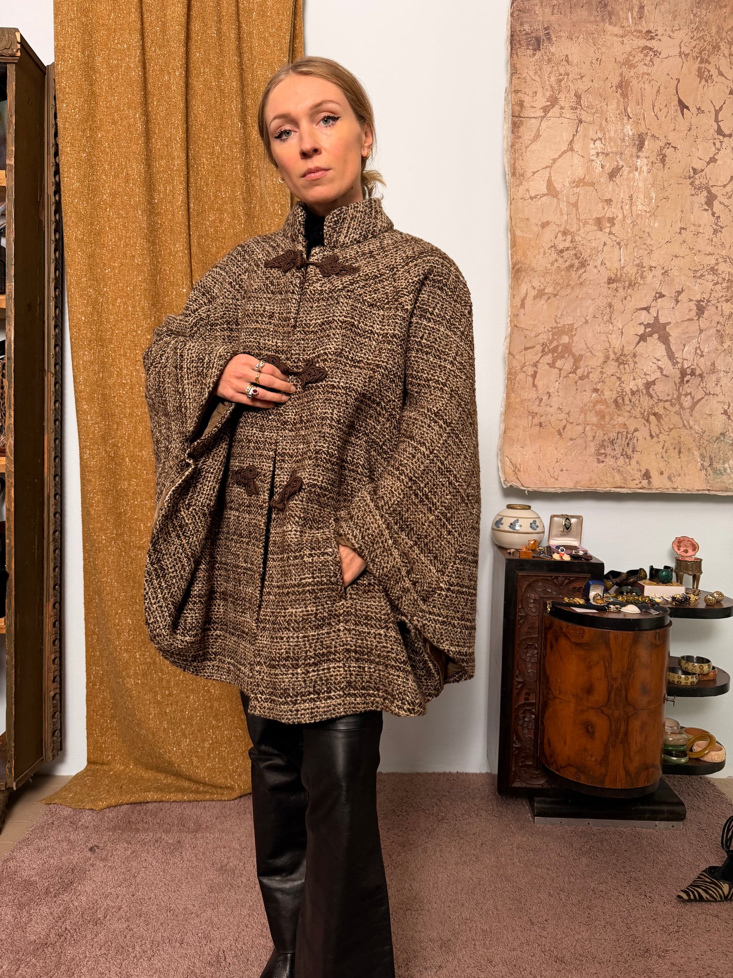 Mantella anni 60 in lana con alamari