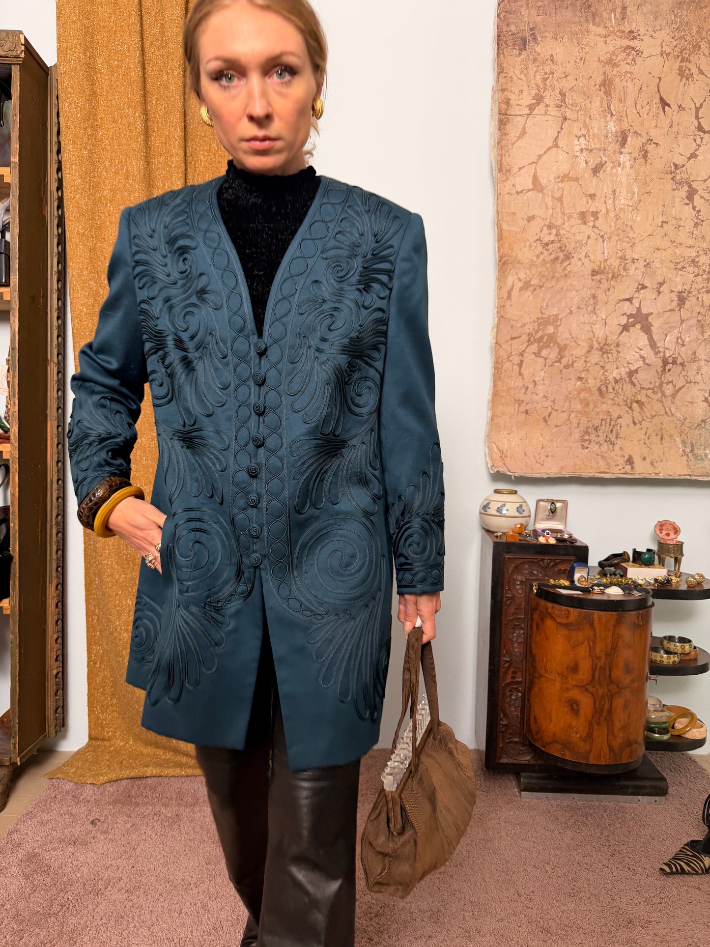 Cappotto sartoriale con ricami e bottoni ricoperti ricamati ottanio