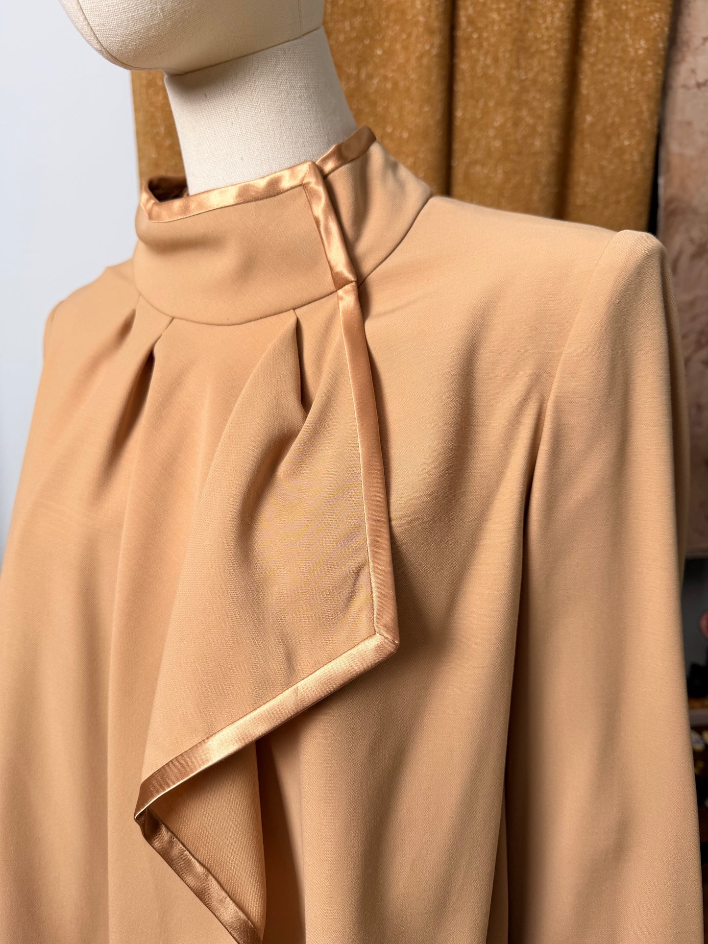 Blusa in lana con profili in seta