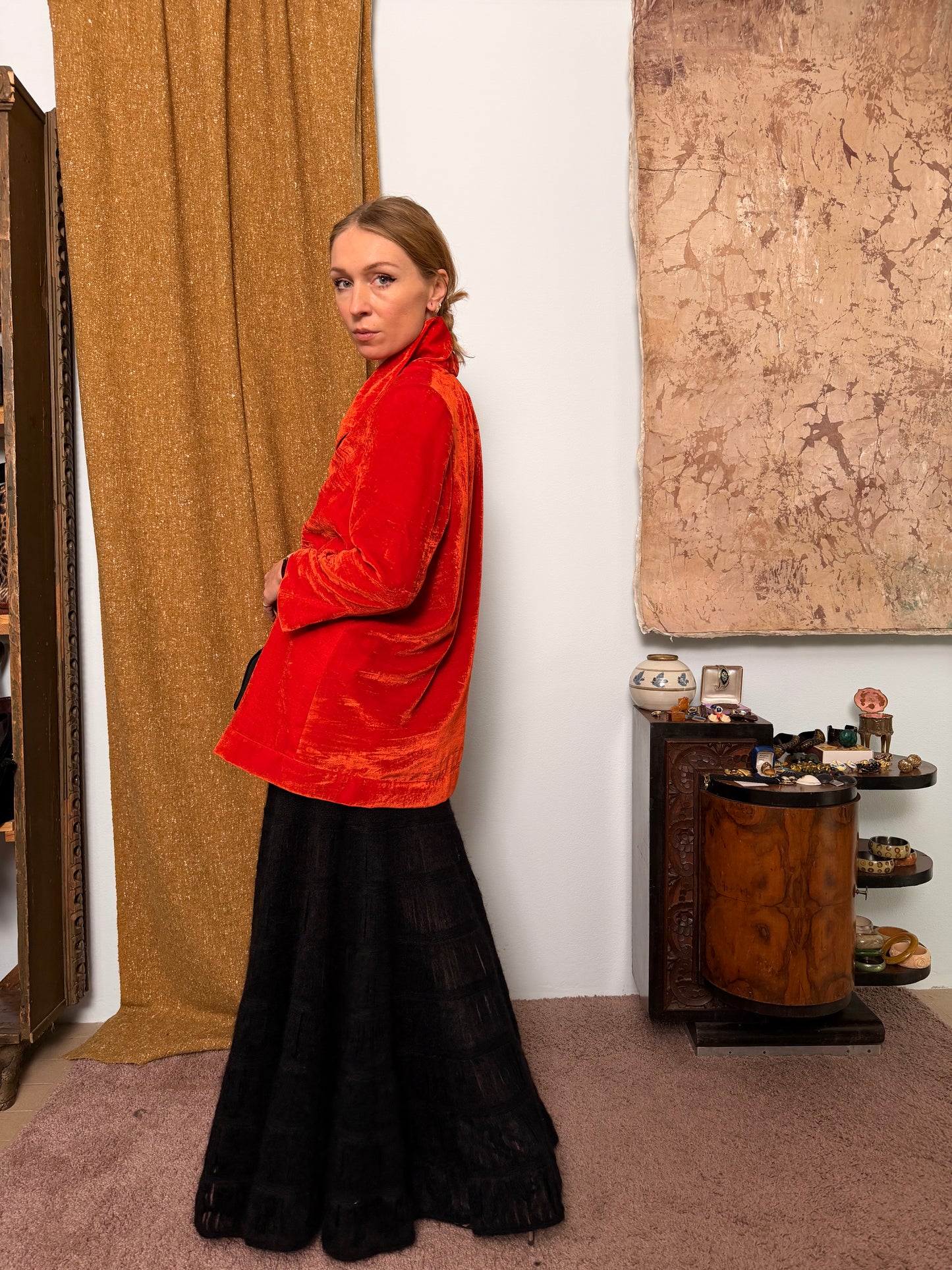 Blusa sartoriale in velluto di seta arancio-rossastro anni 70