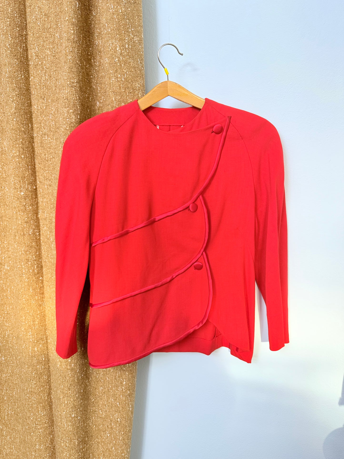 Giacca sartoriale anni 80 rossa con profili in seta e motivo ondulato davanti