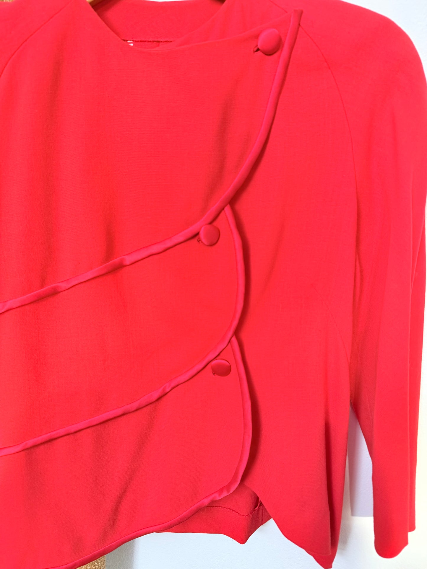 Giacca sartoriale anni 80 rossa con profili in seta e motivo ondulato davanti