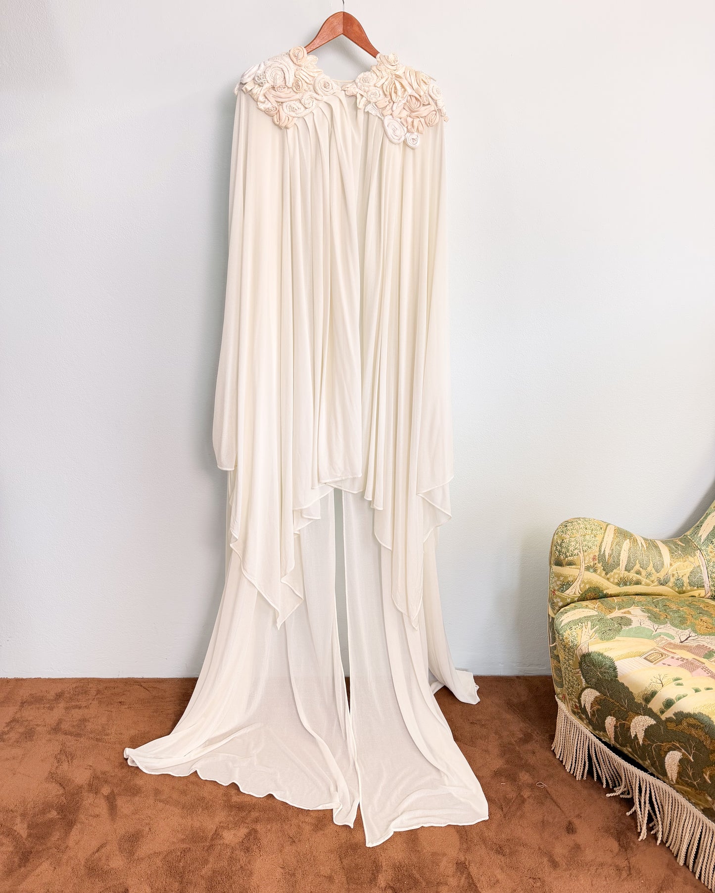 Abito da sposa con mantella