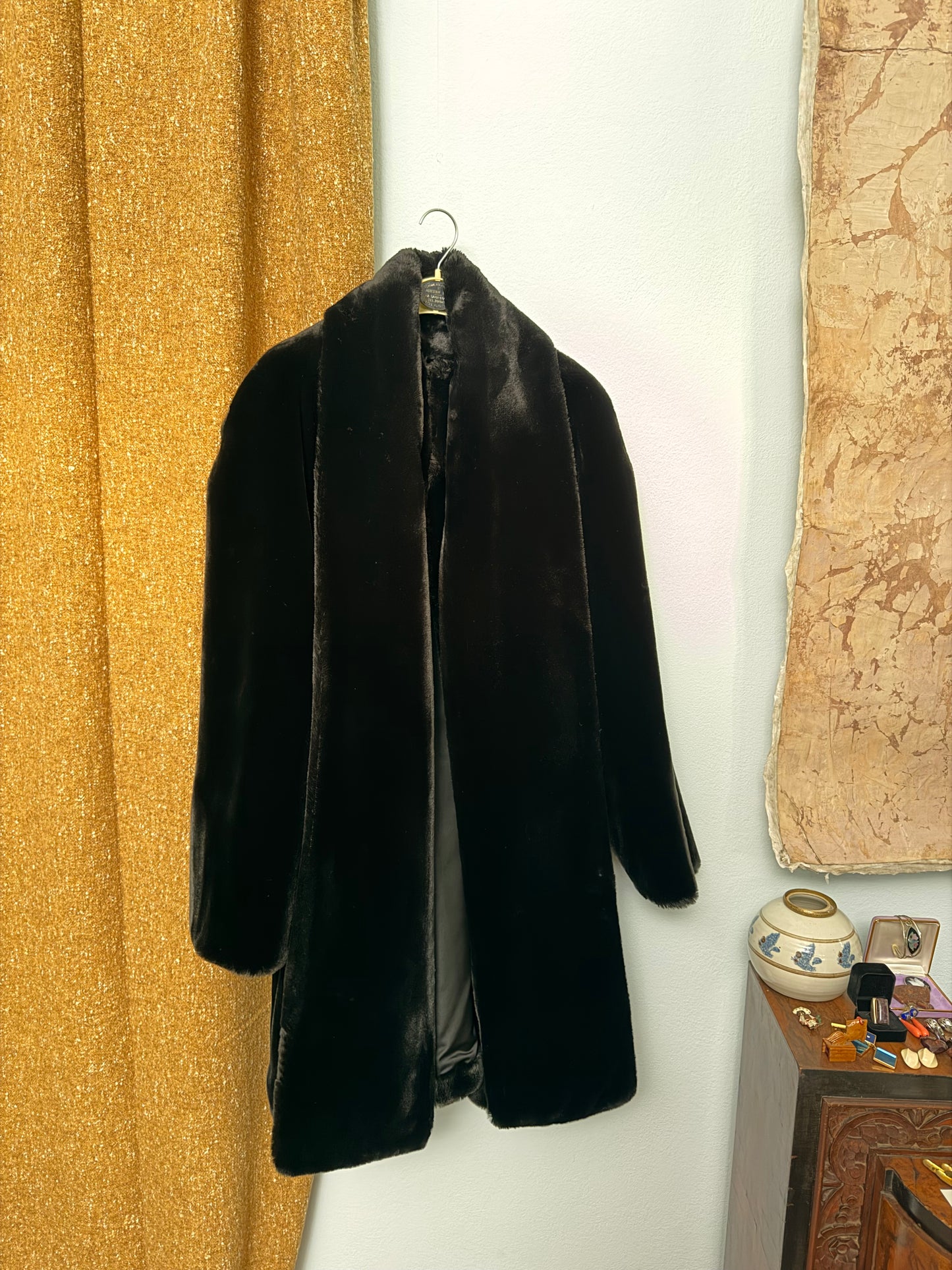 Pelliccia ecologica nera con sciarpa