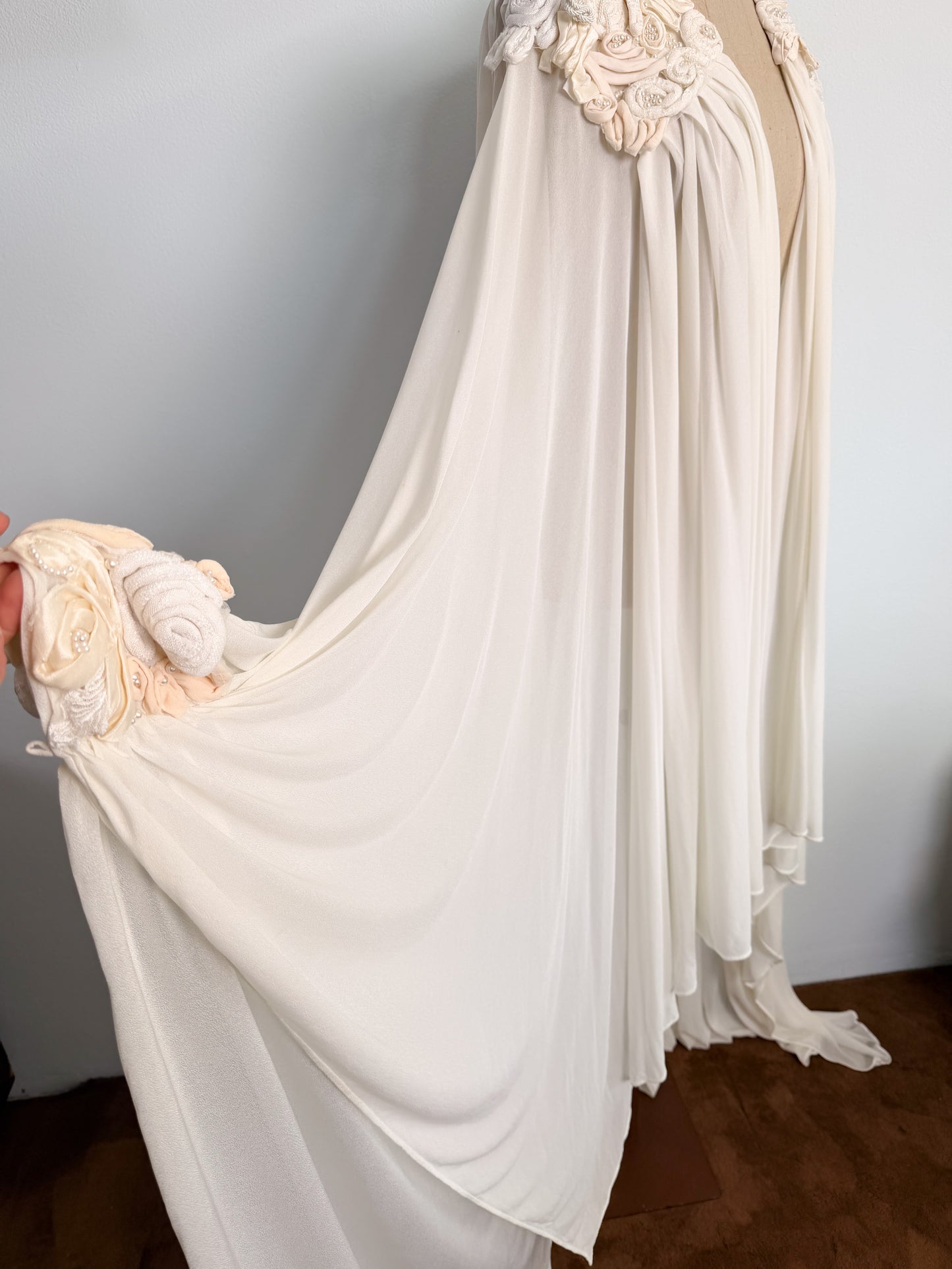 Abito da sposa con mantella